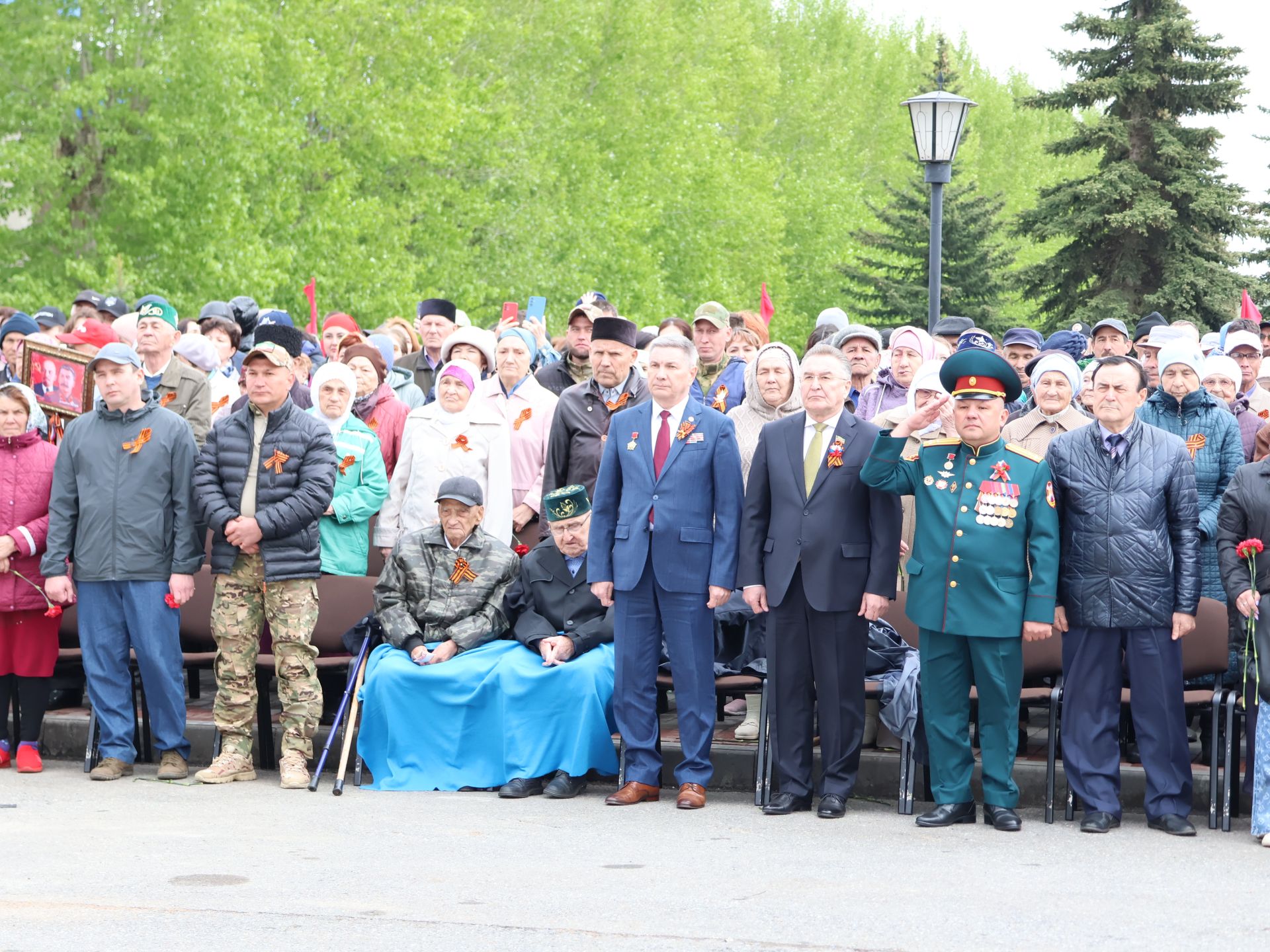 Җиңү килде җирне нурга күмеп, Шатлык белән күзне чылатып!