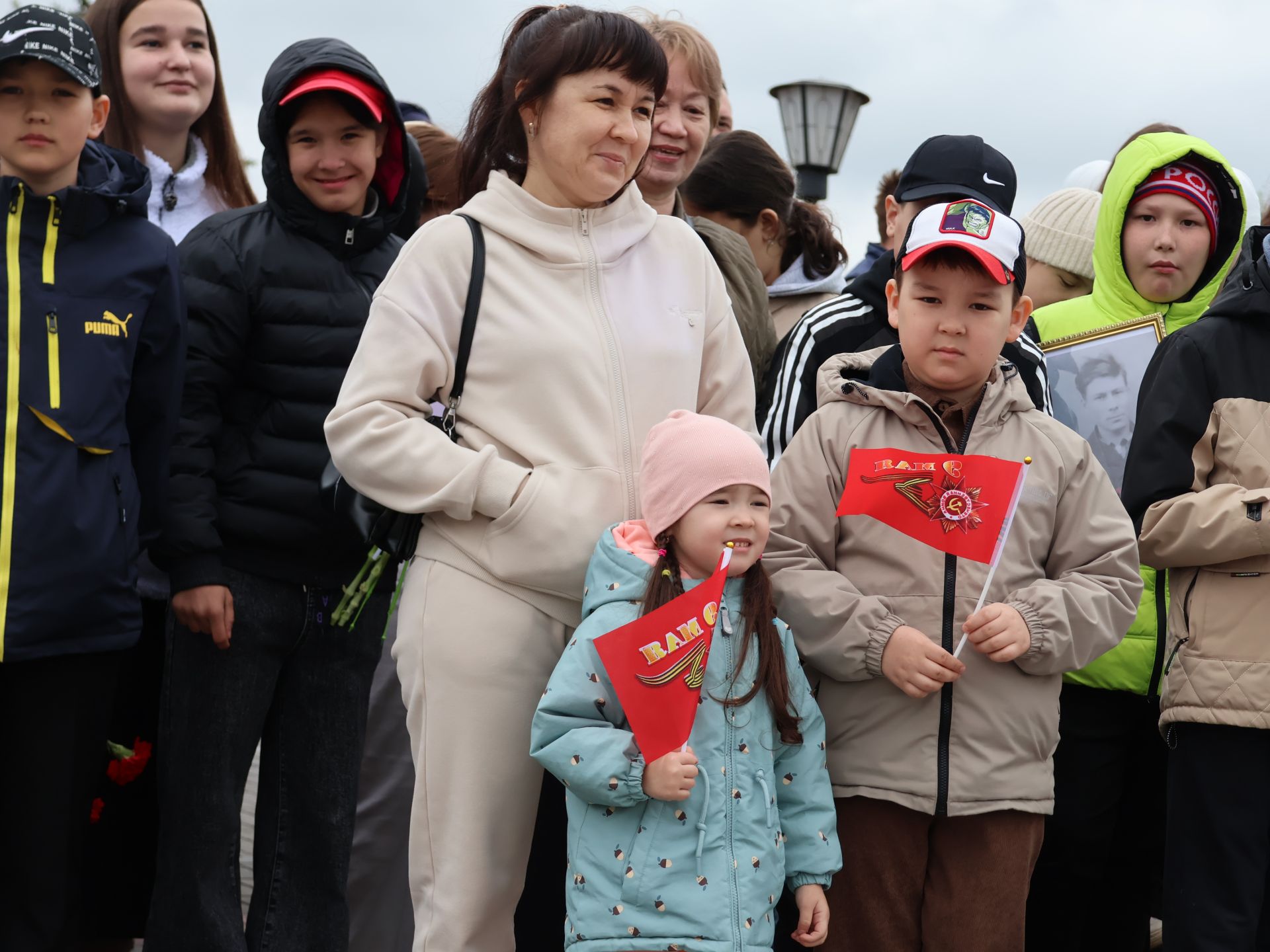 Җиңү килде җирне нурга күмеп, Шатлык белән күзне чылатып!