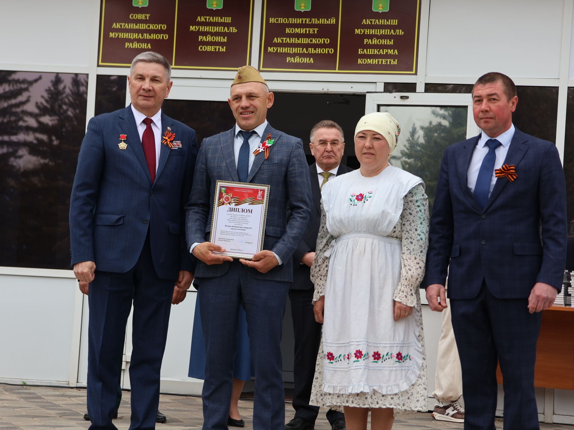 Җиңү килде җирне нурга күмеп, Шатлык белән күзне чылатып!