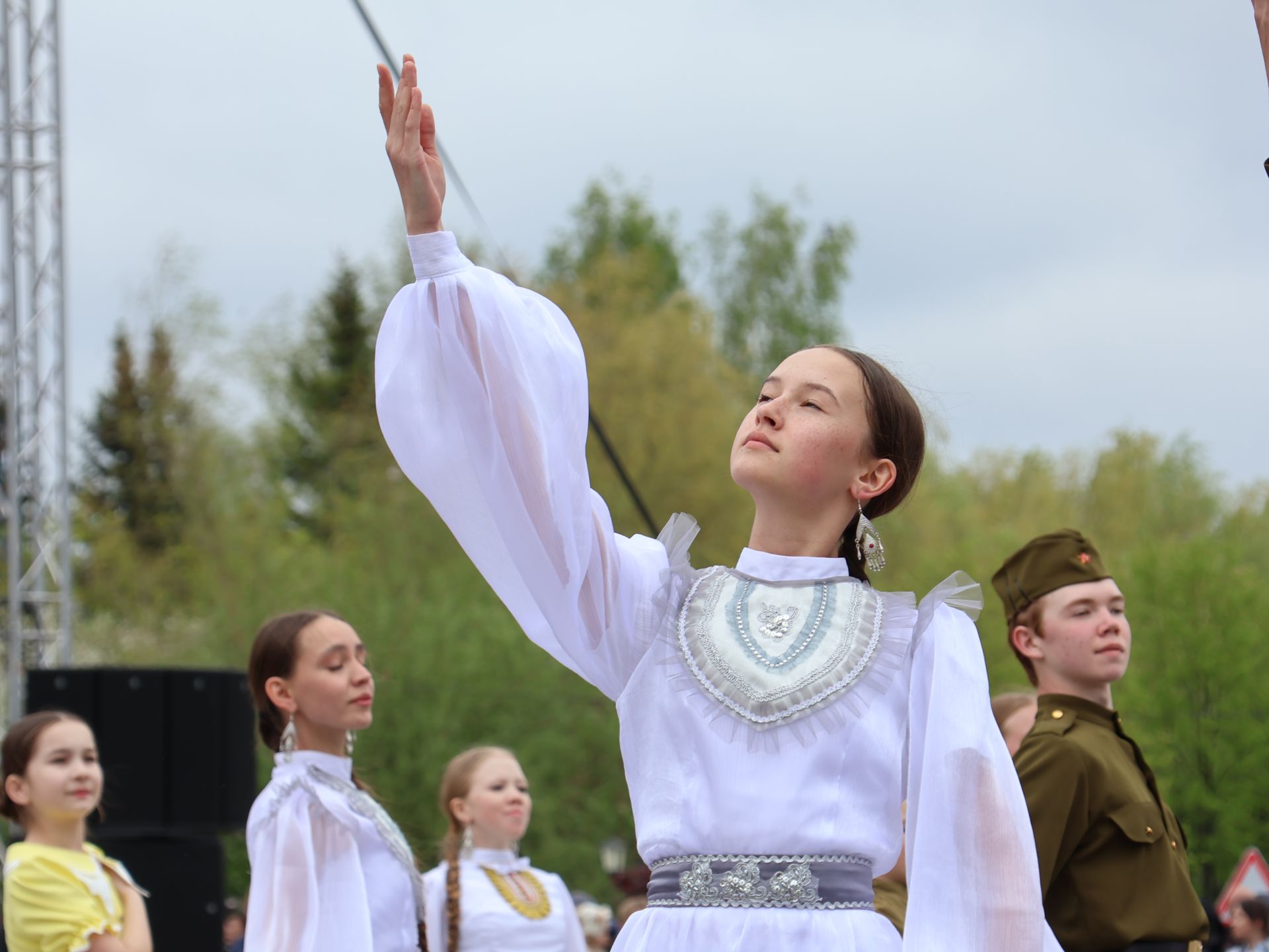 Җиңү килде җирне нурга күмеп, Шатлык белән күзне чылатып!