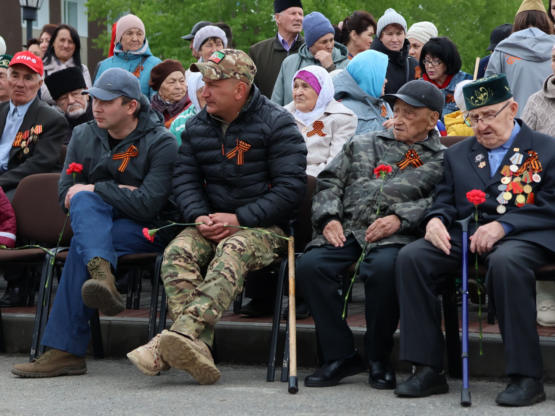 Җиңү килде җирне нурга күмеп, Шатлык белән күзне чылатып!