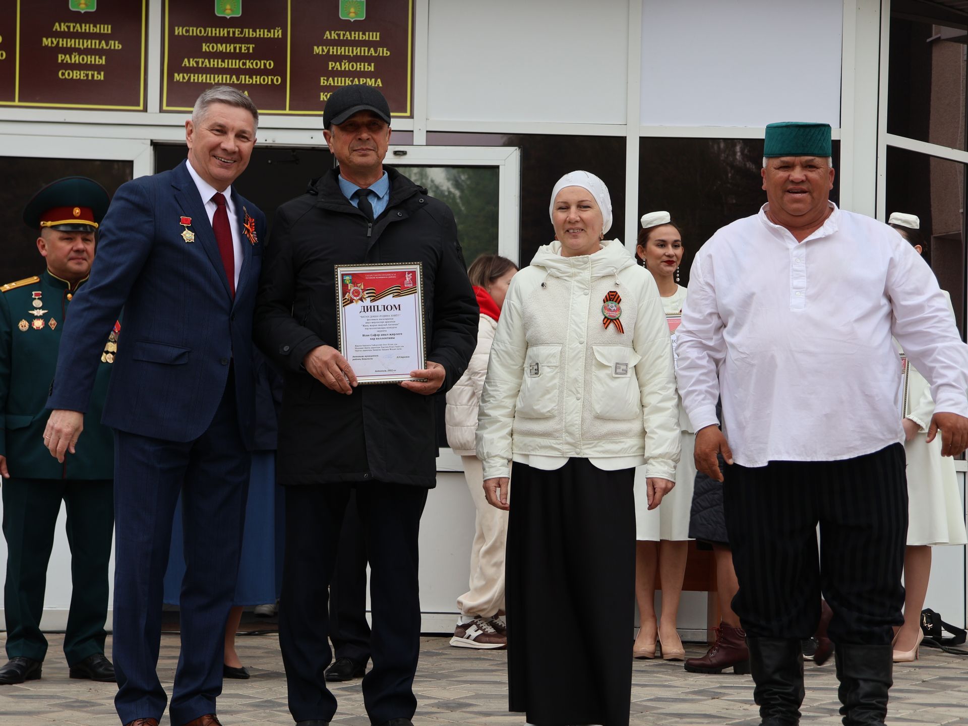 Җиңү килде җирне нурга күмеп, Шатлык белән күзне чылатып!