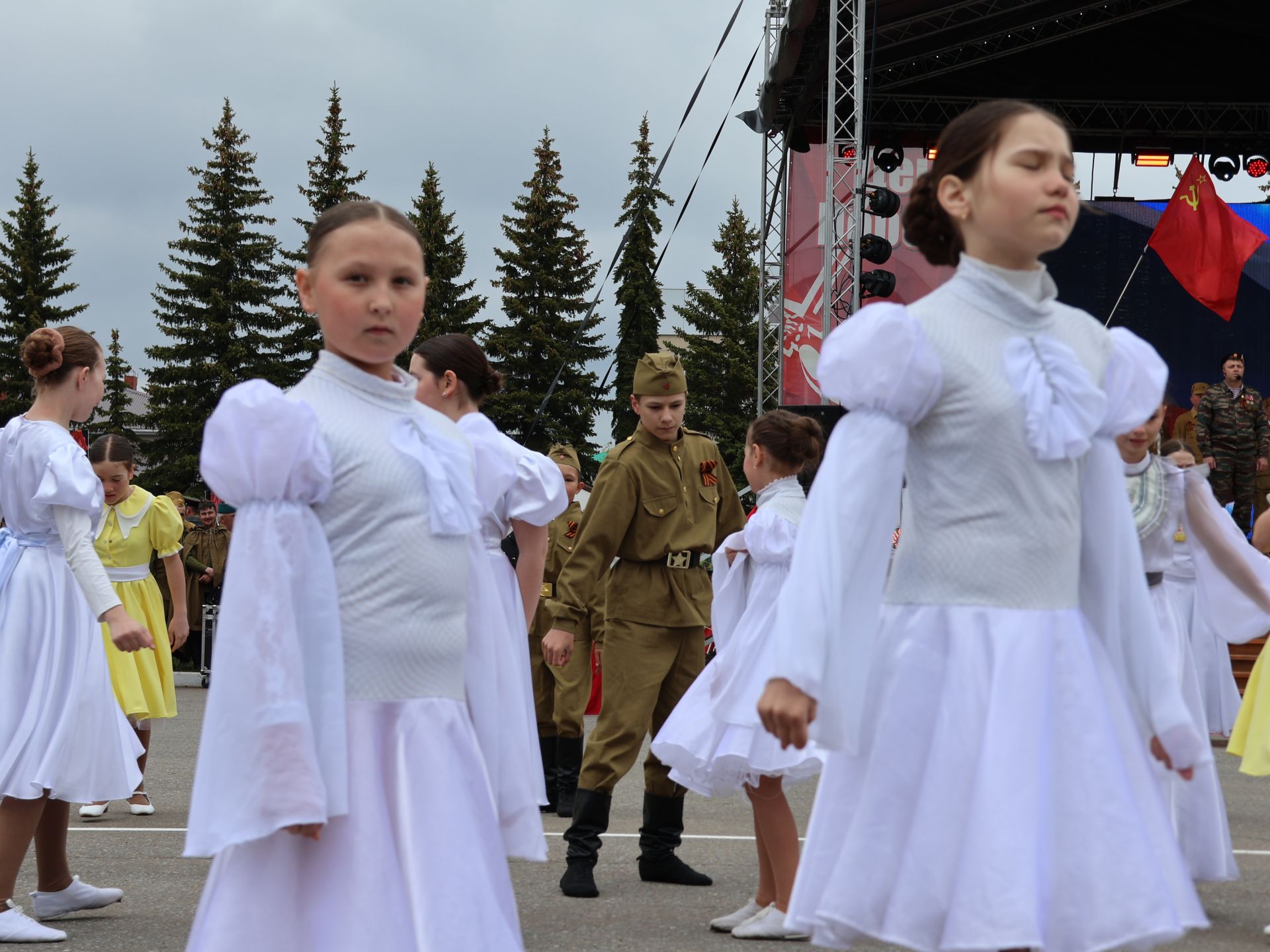 Җиңү килде җирне нурга күмеп, Шатлык белән күзне чылатып!