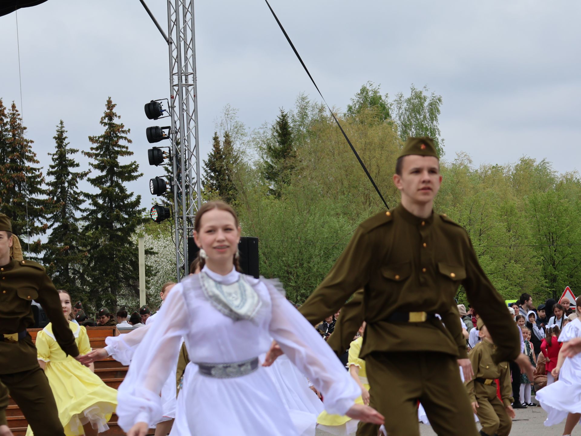 Җиңү килде җирне нурга күмеп, Шатлык белән күзне чылатып!