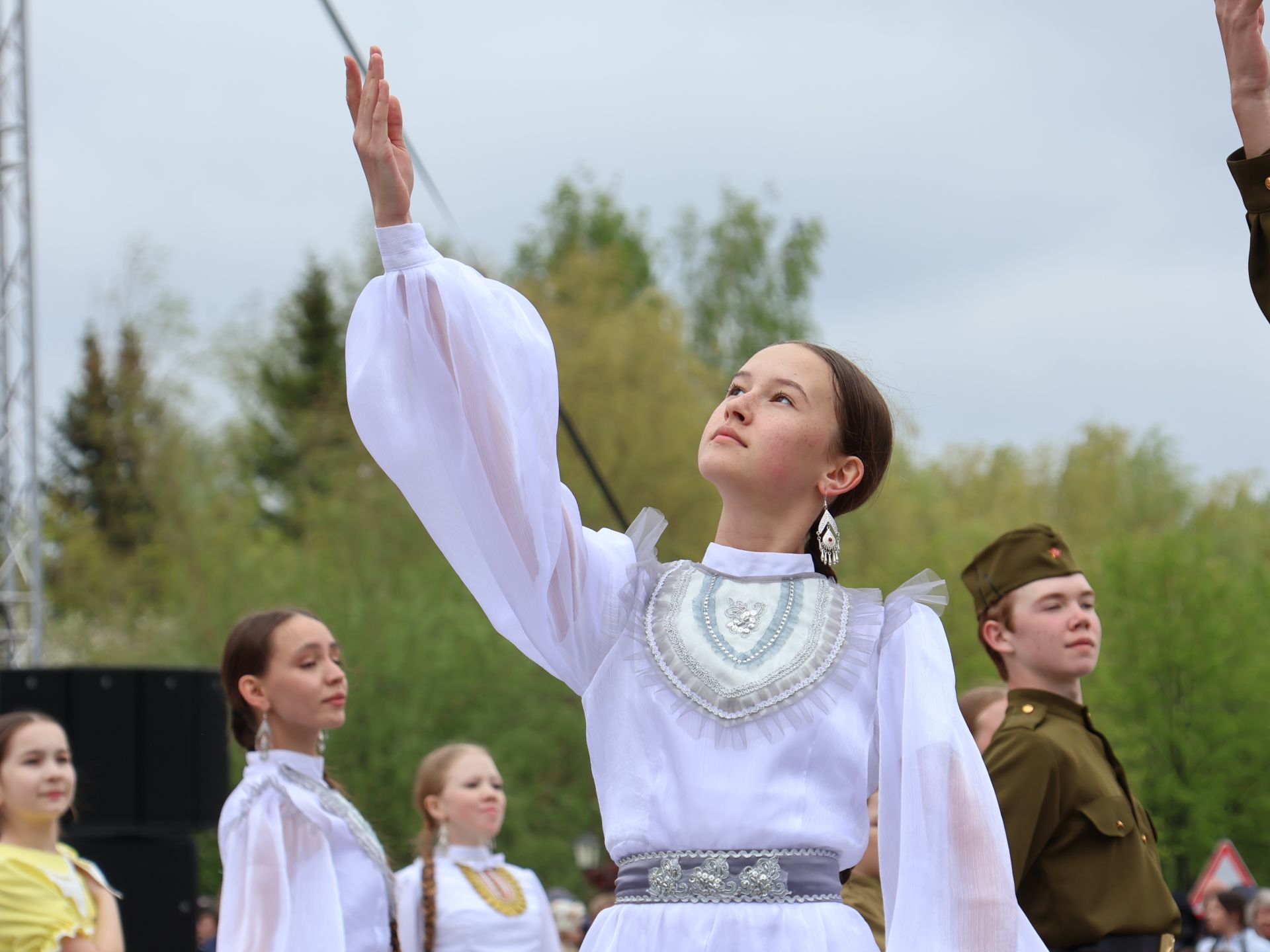 Җиңү килде җирне нурга күмеп, Шатлык белән күзне чылатып!