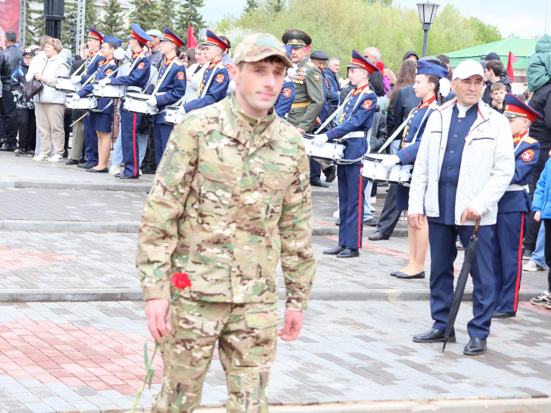 Җиңү килде җирне нурга күмеп, Шатлык белән күзне чылатып!