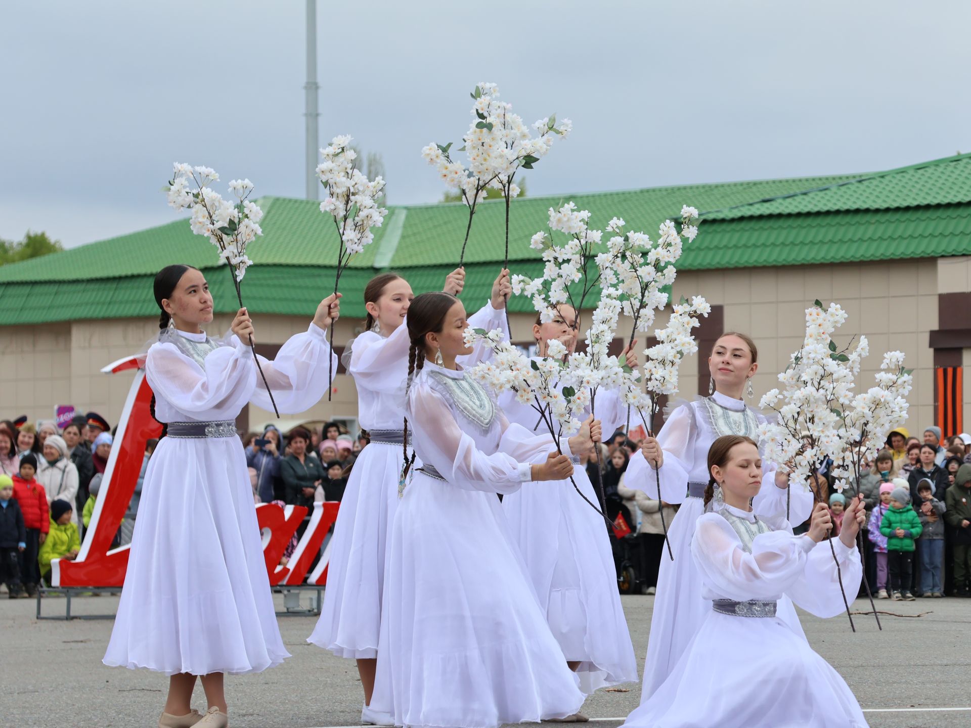 Җиңү килде җирне нурга күмеп, Шатлык белән күзне чылатып!