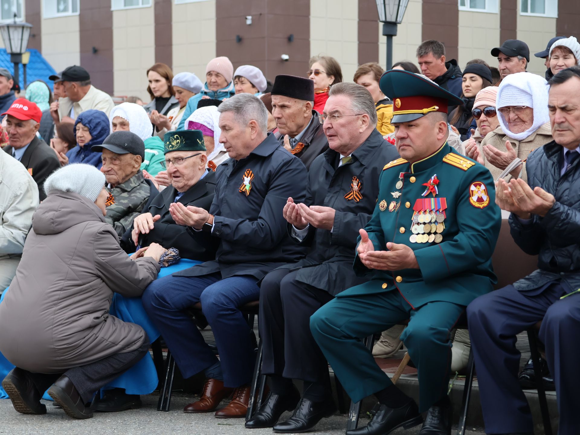Җиңү килде җирне нурга күмеп, Шатлык белән күзне чылатып!