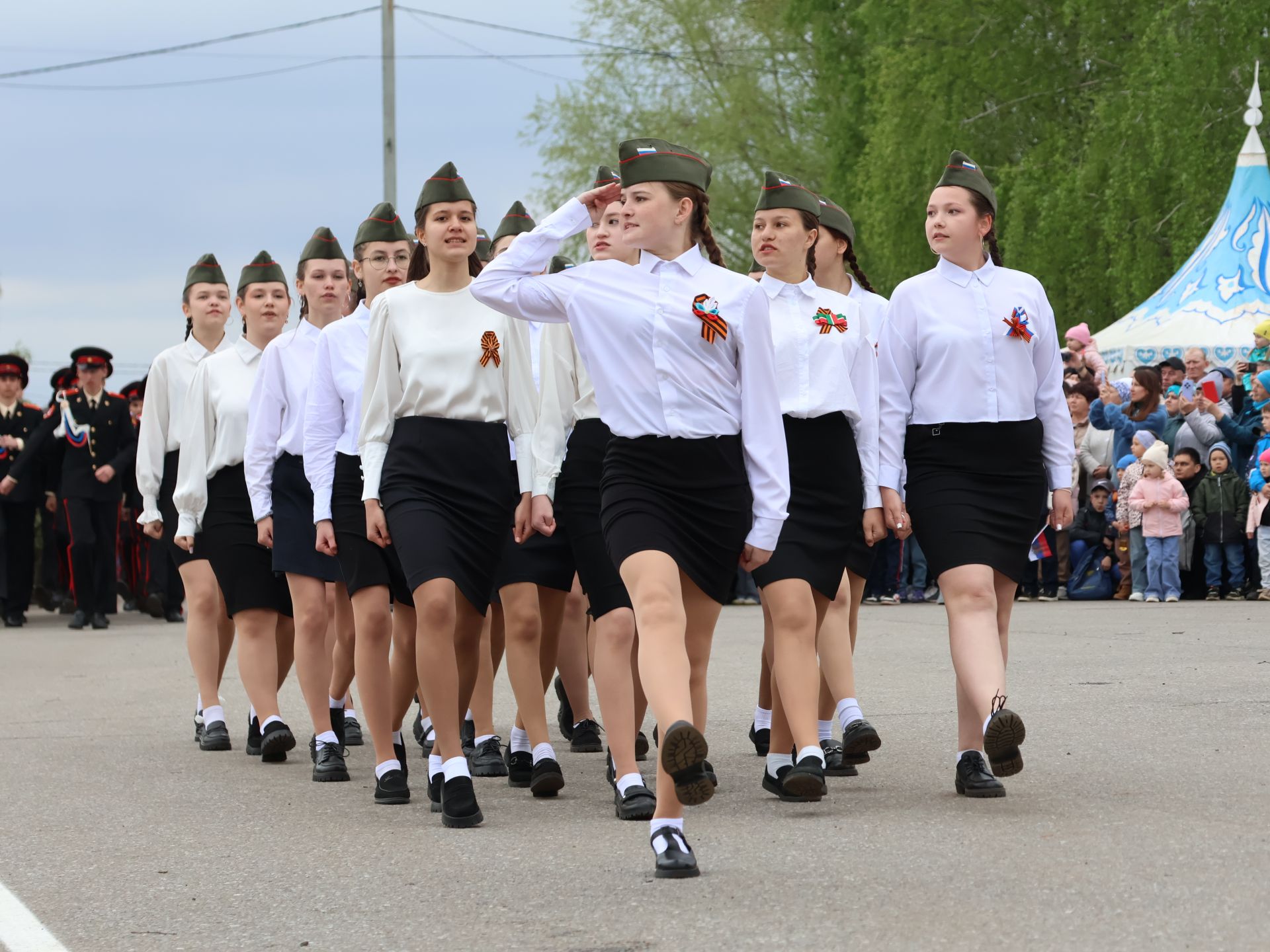 Җиңү килде җирне нурга күмеп, Шатлык белән күзне чылатып!