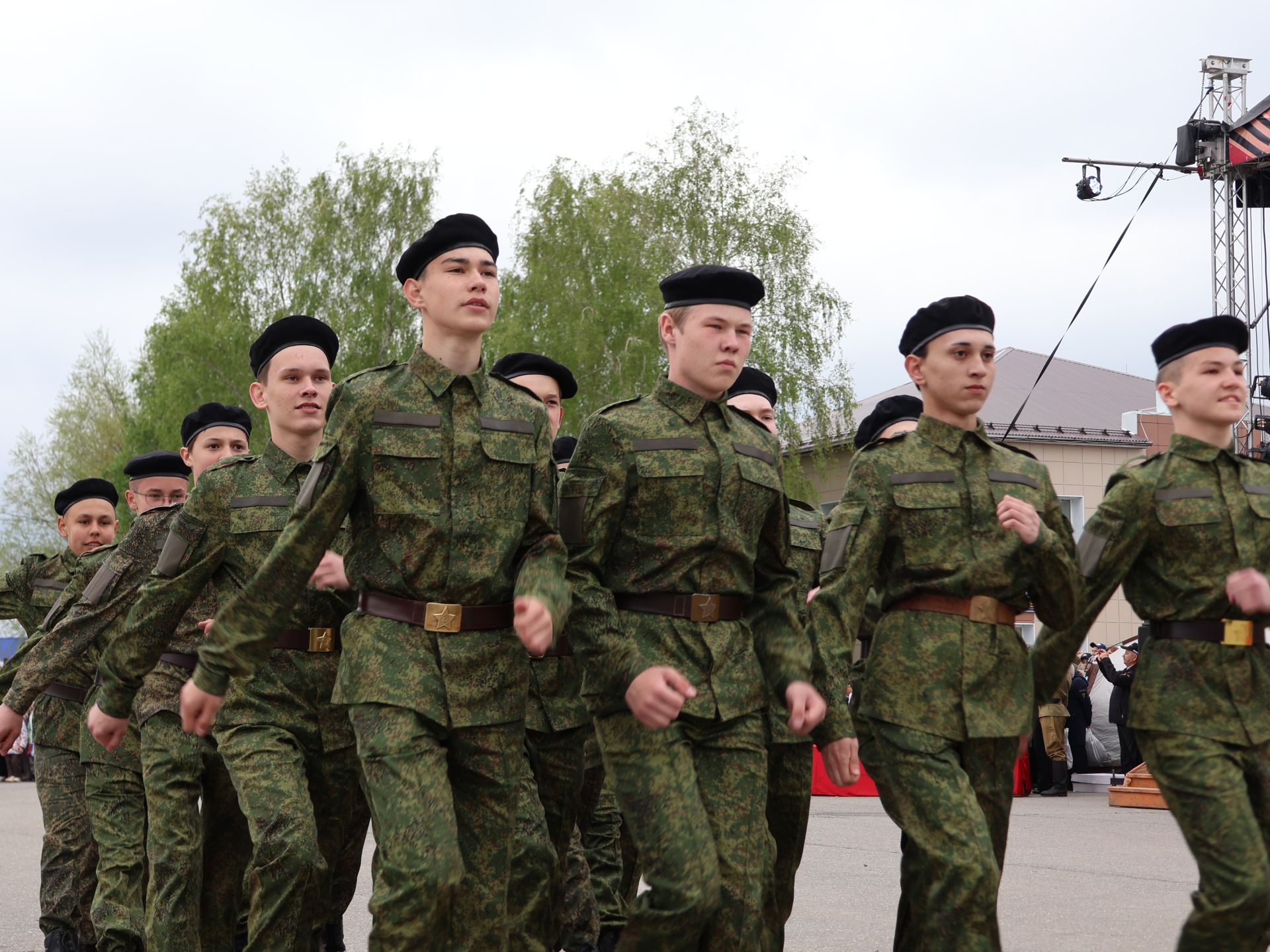 Җиңү килде җирне нурга күмеп, Шатлык белән күзне чылатып!