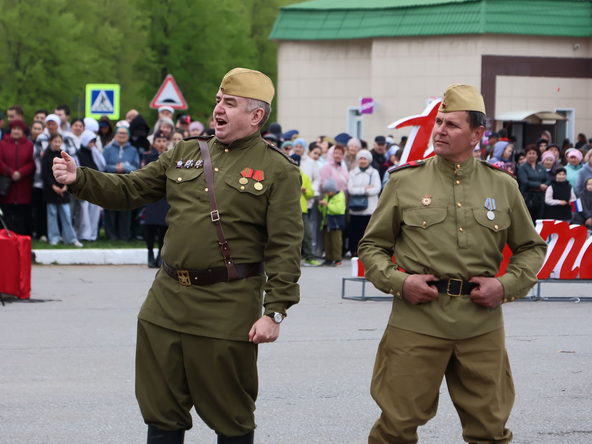 Җиңү килде җирне нурга күмеп, Шатлык белән күзне чылатып!