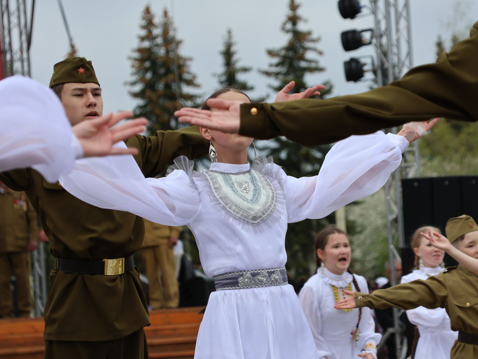 Җиңү килде җирне нурга күмеп, Шатлык белән күзне чылатып!