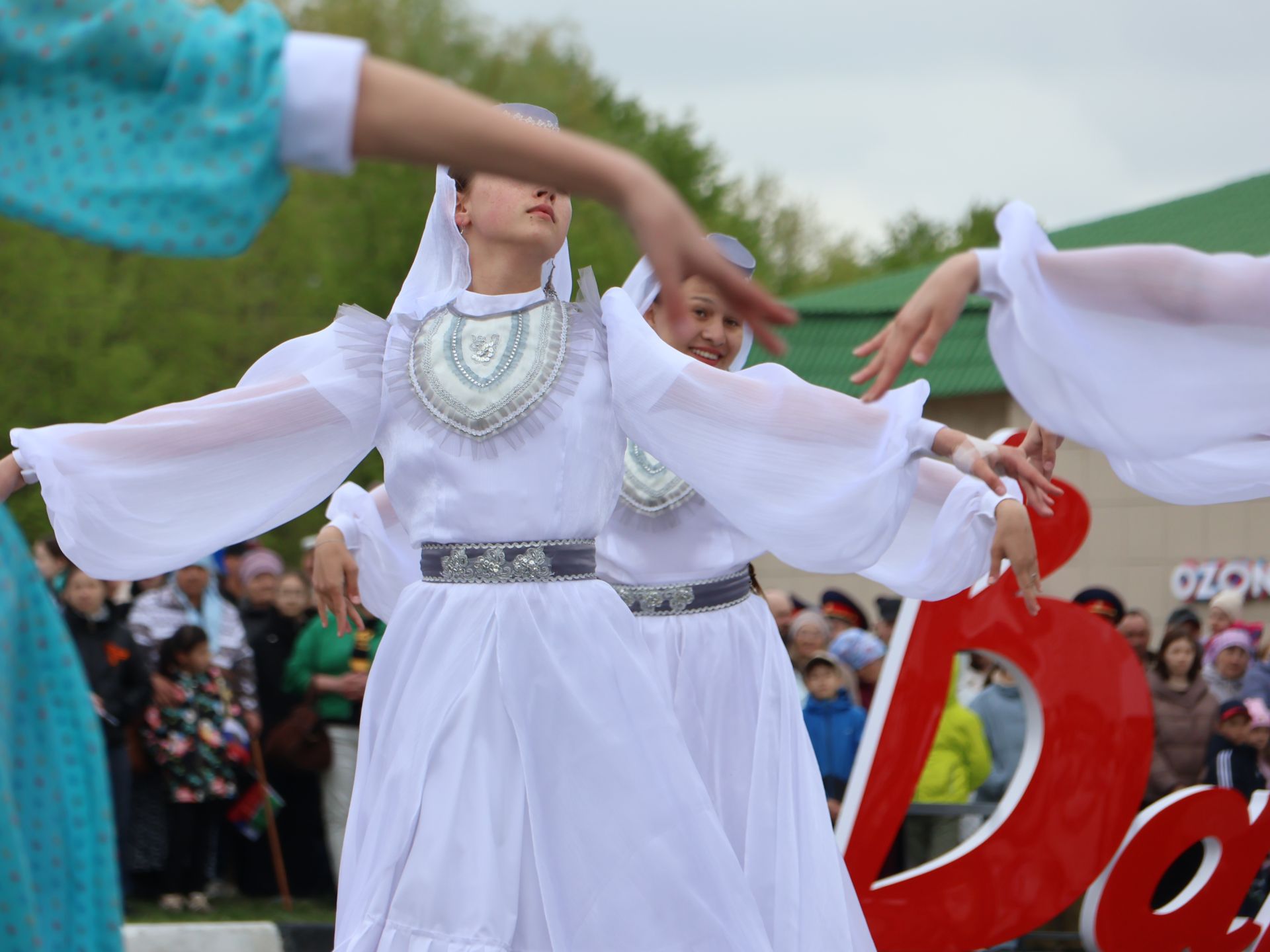 Җиңү килде җирне нурга күмеп, Шатлык белән күзне чылатып!