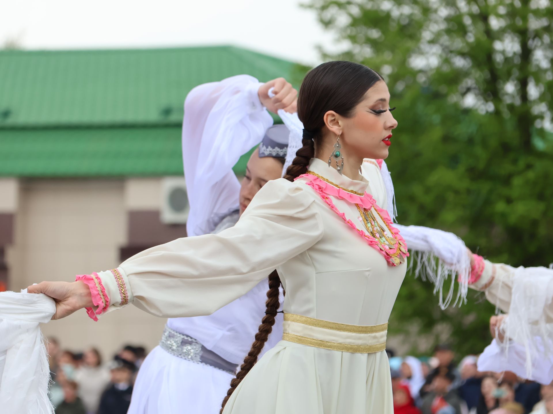 Җиңү килде җирне нурга күмеп, Шатлык белән күзне чылатып!