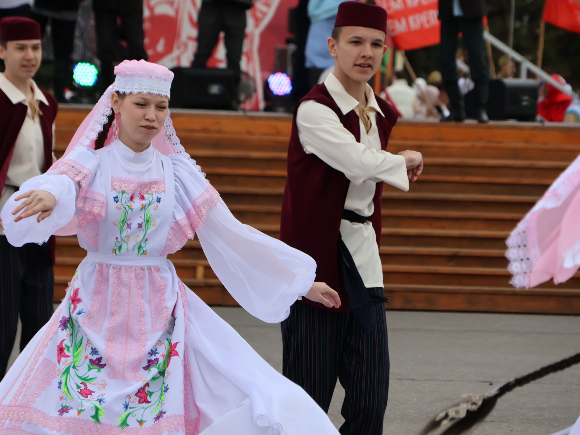 Җиңү килде җирне нурга күмеп, Шатлык белән күзне чылатып!