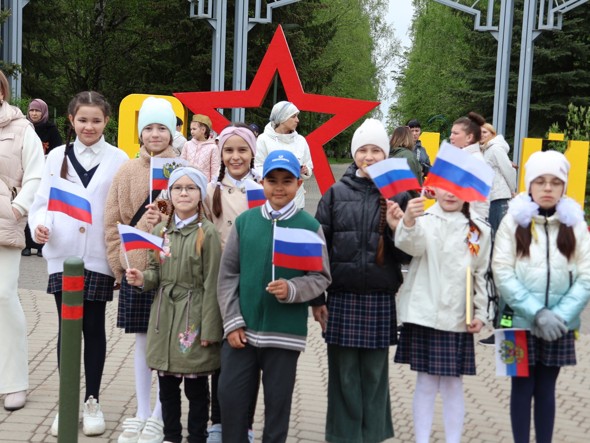 Җиңү килде җирне нурга күмеп, Шатлык белән күзне чылатып!