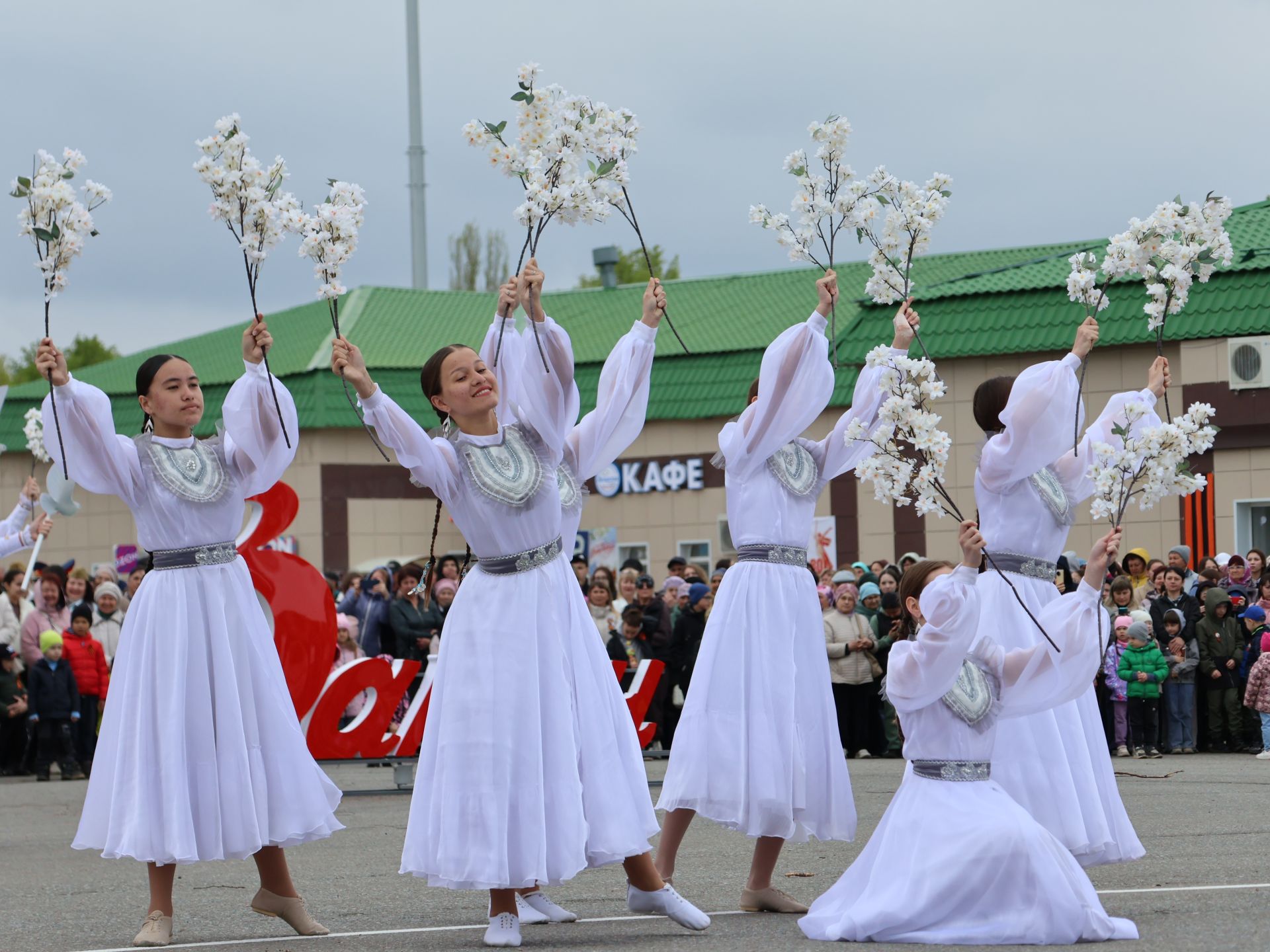 Җиңү килде җирне нурга күмеп, Шатлык белән күзне чылатып!