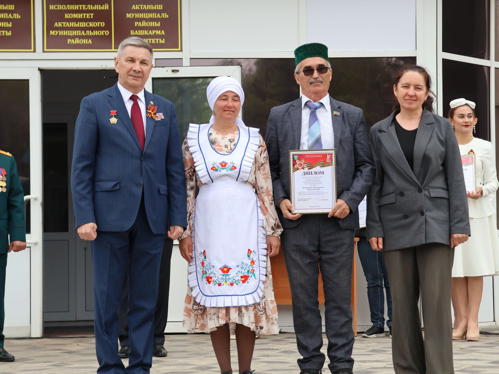 Җиңү килде җирне нурга күмеп, Шатлык белән күзне чылатып!