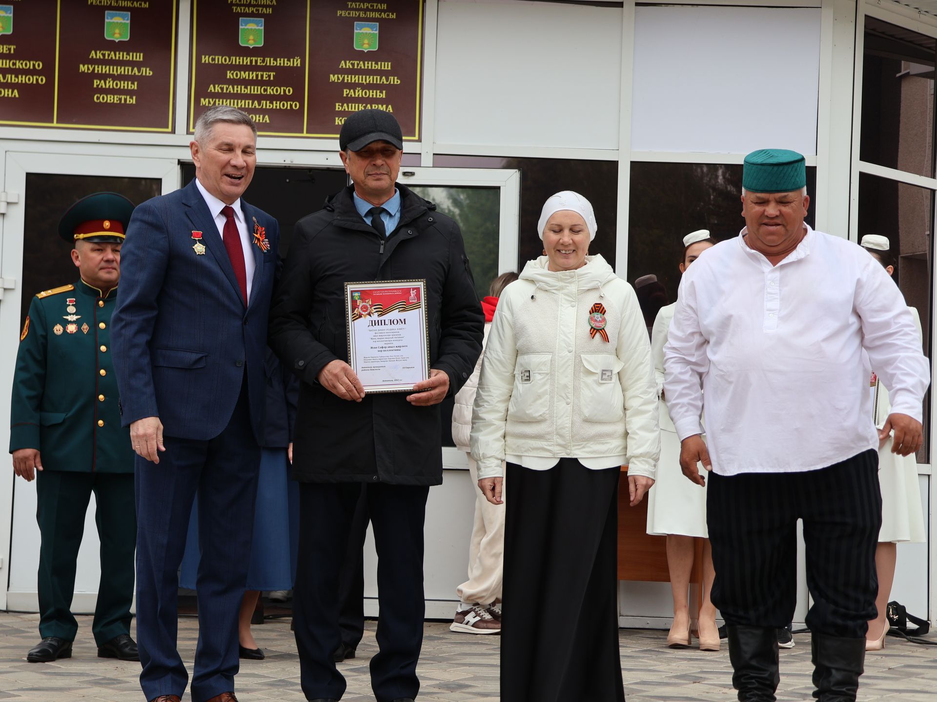 Җиңү килде җирне нурга күмеп, Шатлык белән күзне чылатып!