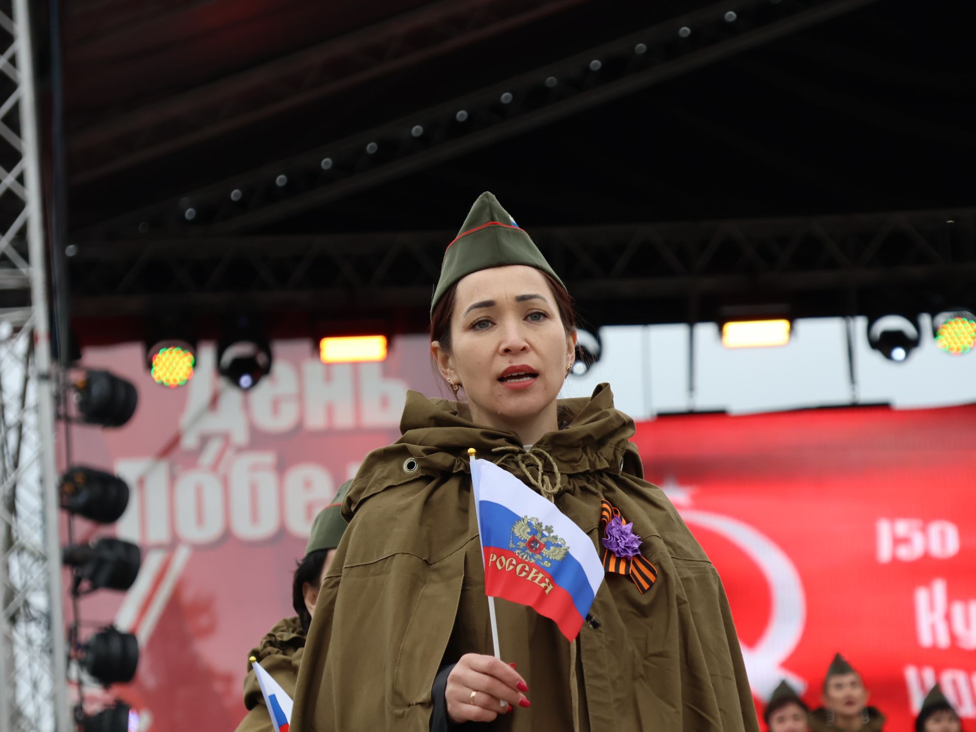 Җиңү килде җирне нурга күмеп, Шатлык белән күзне чылатып!