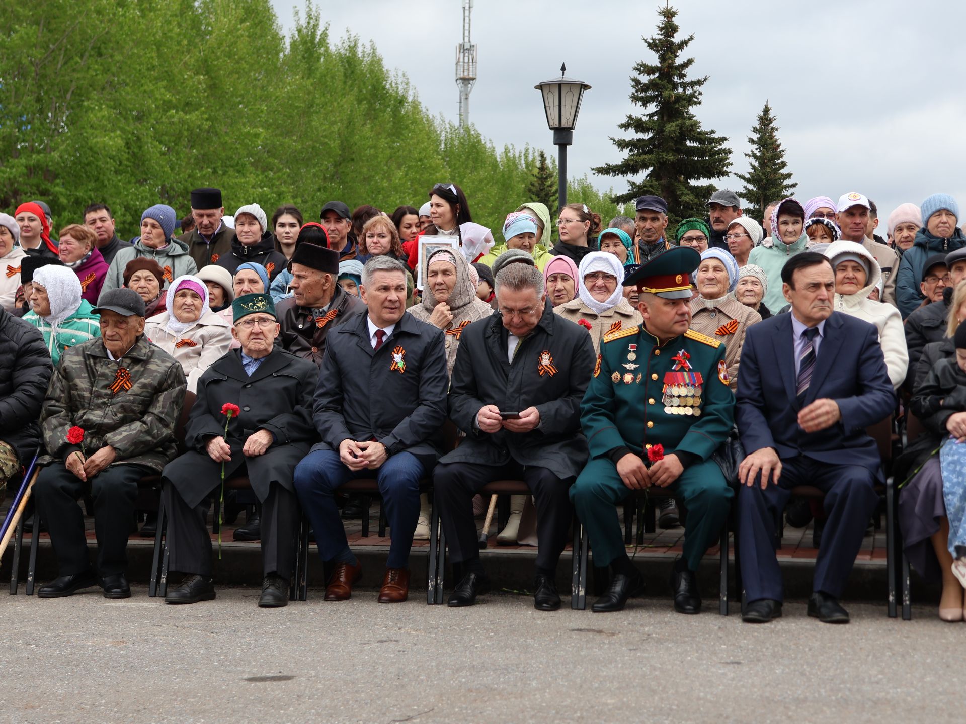 Җиңү килде җирне нурга күмеп, Шатлык белән күзне чылатып!