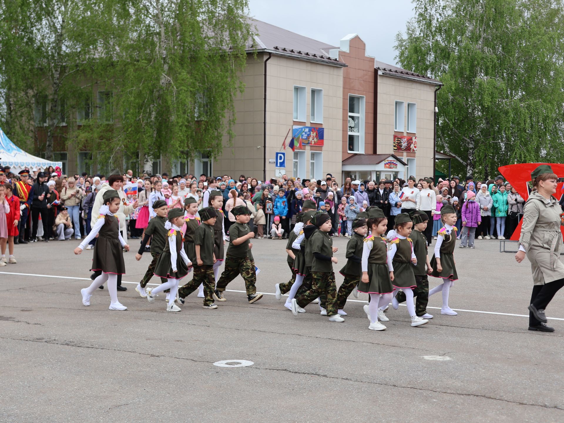 Җиңү килде җирне нурга күмеп, Шатлык белән күзне чылатып!