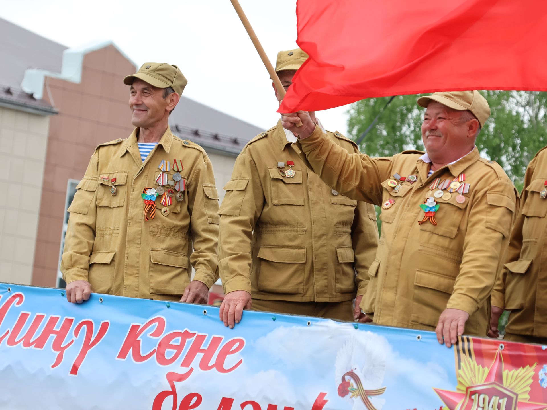 Җиңү килде җирне нурга күмеп, Шатлык белән күзне чылатып!