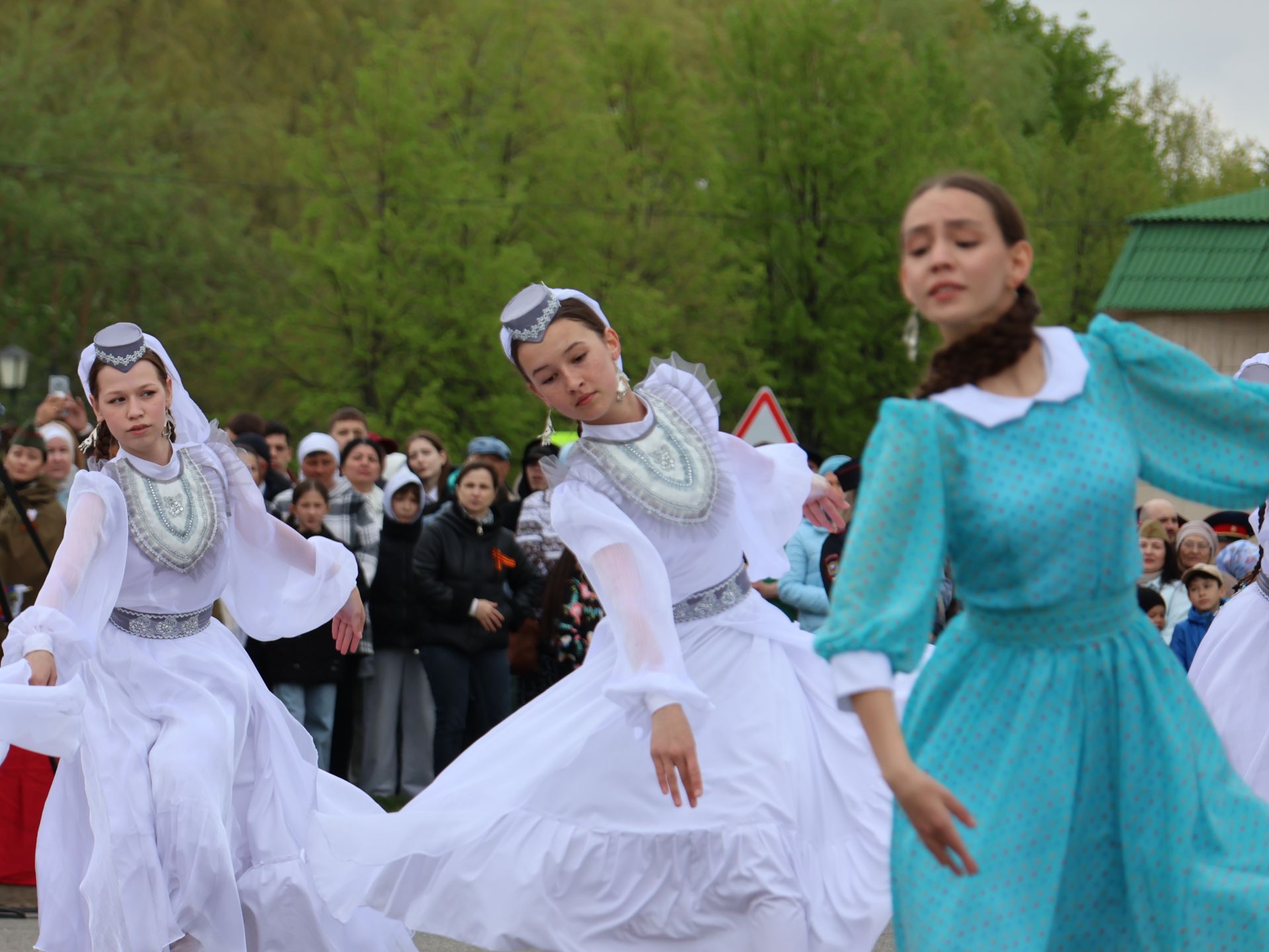 Җиңү килде җирне нурга күмеп, Шатлык белән күзне чылатып!