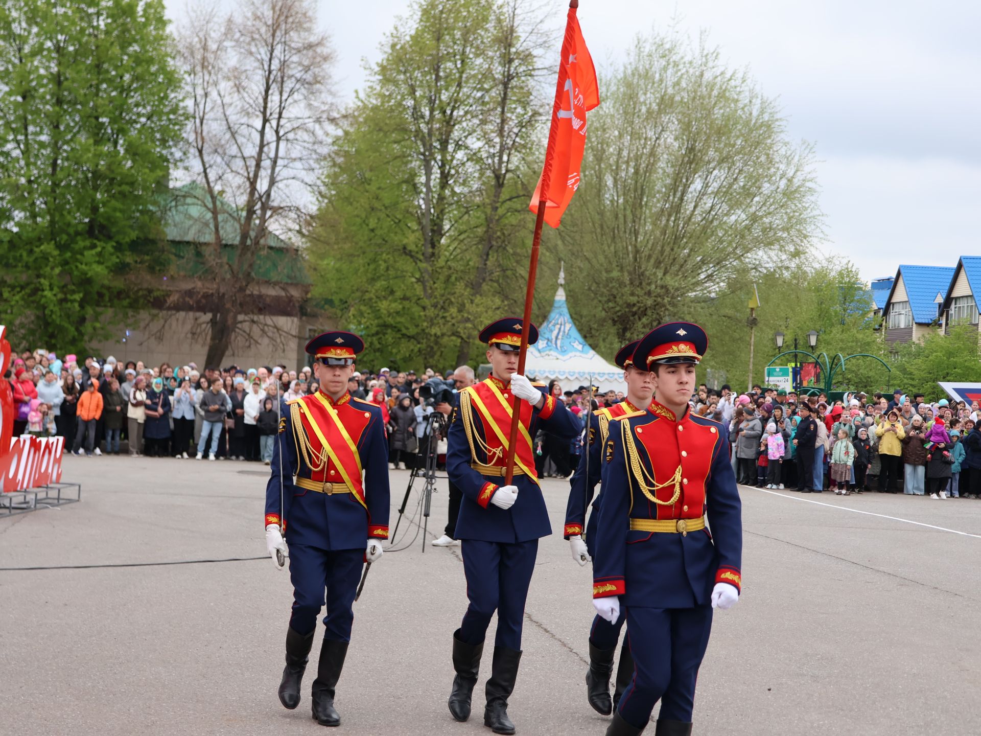 Җиңү килде җирне нурга күмеп, Шатлык белән күзне чылатып!