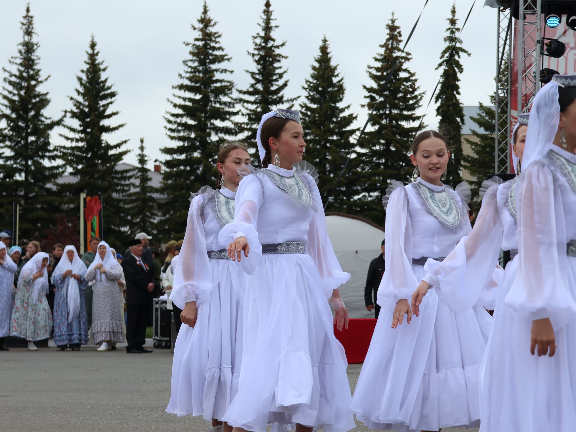 Җиңү килде җирне нурга күмеп, Шатлык белән күзне чылатып!
