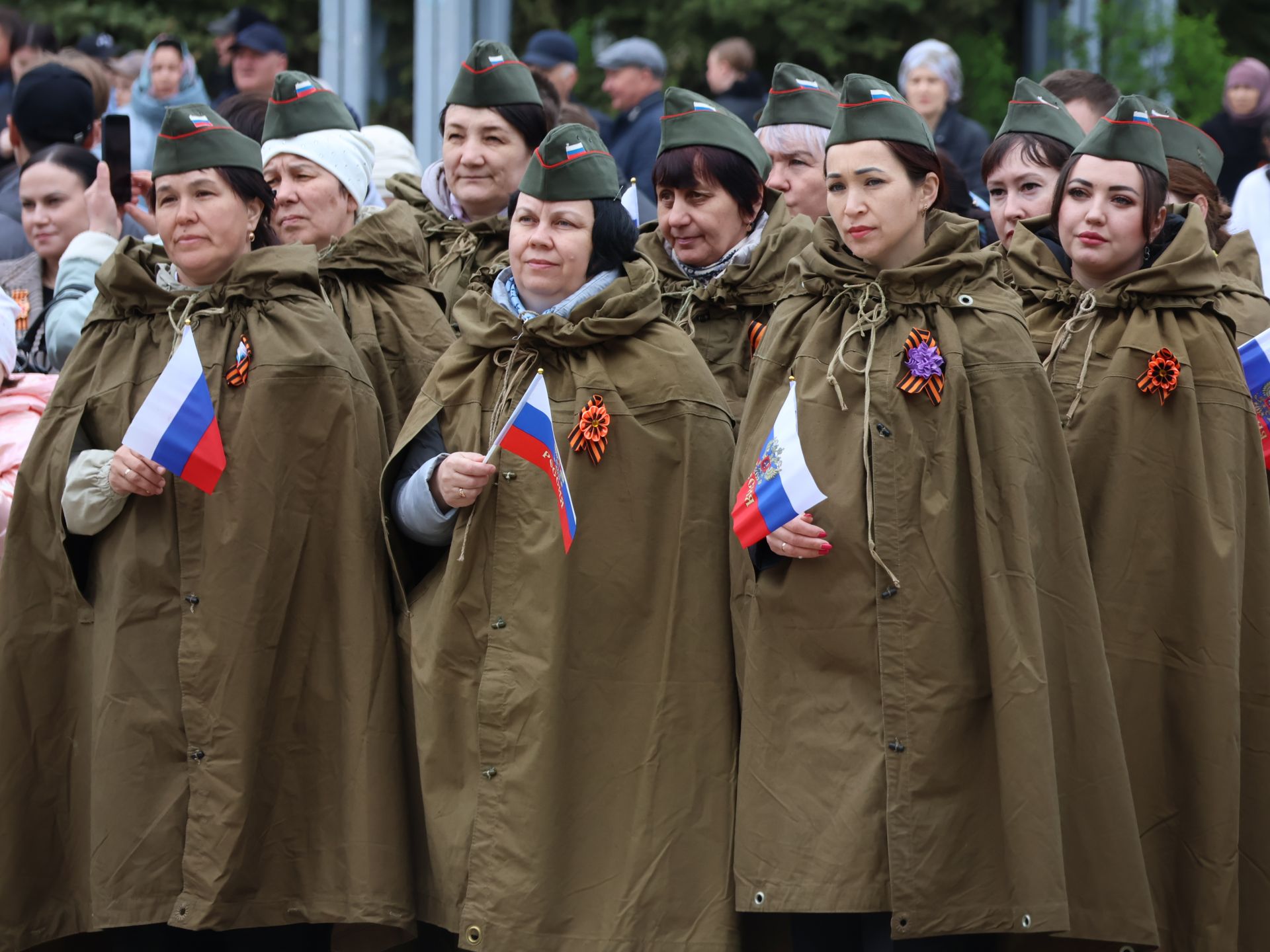 Җиңү килде җирне нурга күмеп, Шатлык белән күзне чылатып!
