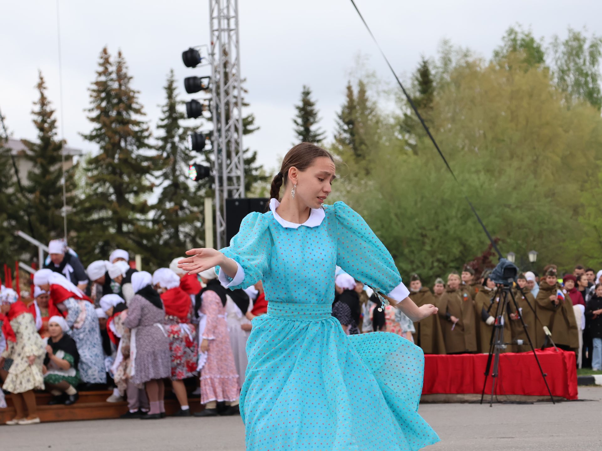 Җиңү килде җирне нурга күмеп, Шатлык белән күзне чылатып!