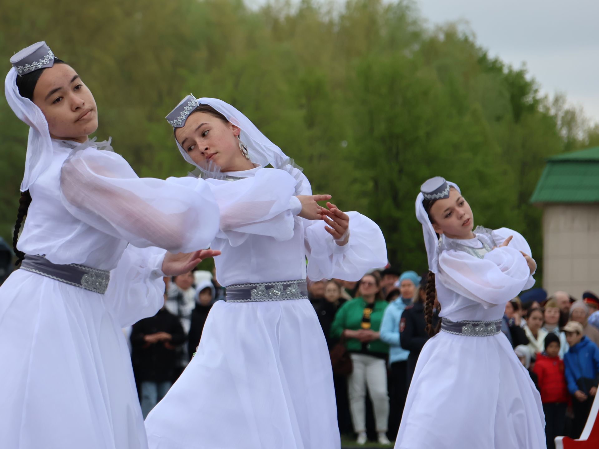 Җиңү килде җирне нурга күмеп, Шатлык белән күзне чылатып!