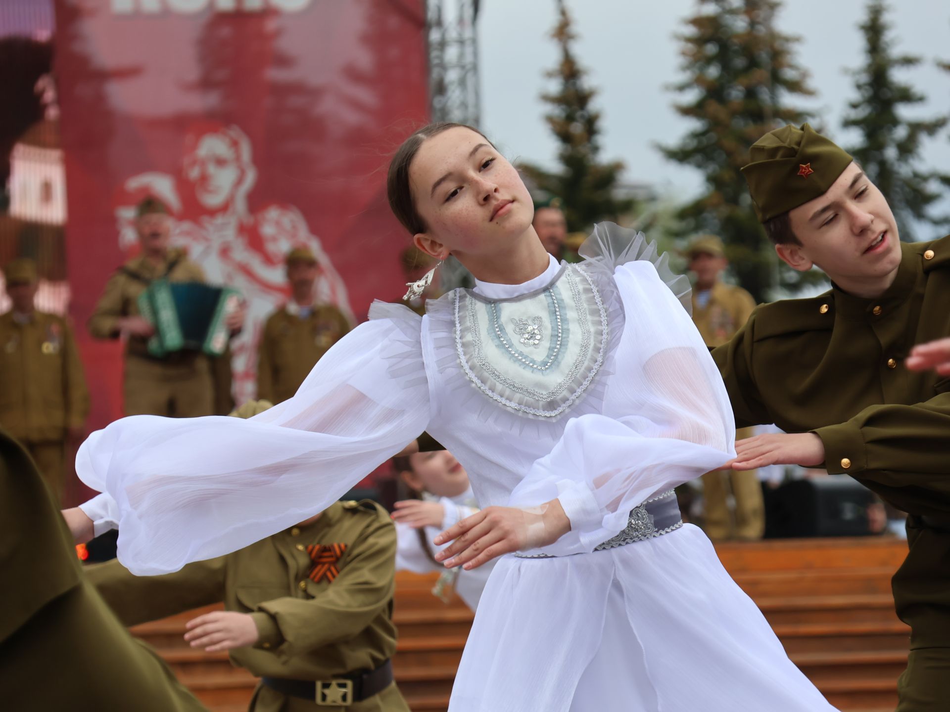 Җиңү килде җирне нурга күмеп, Шатлык белән күзне чылатып!