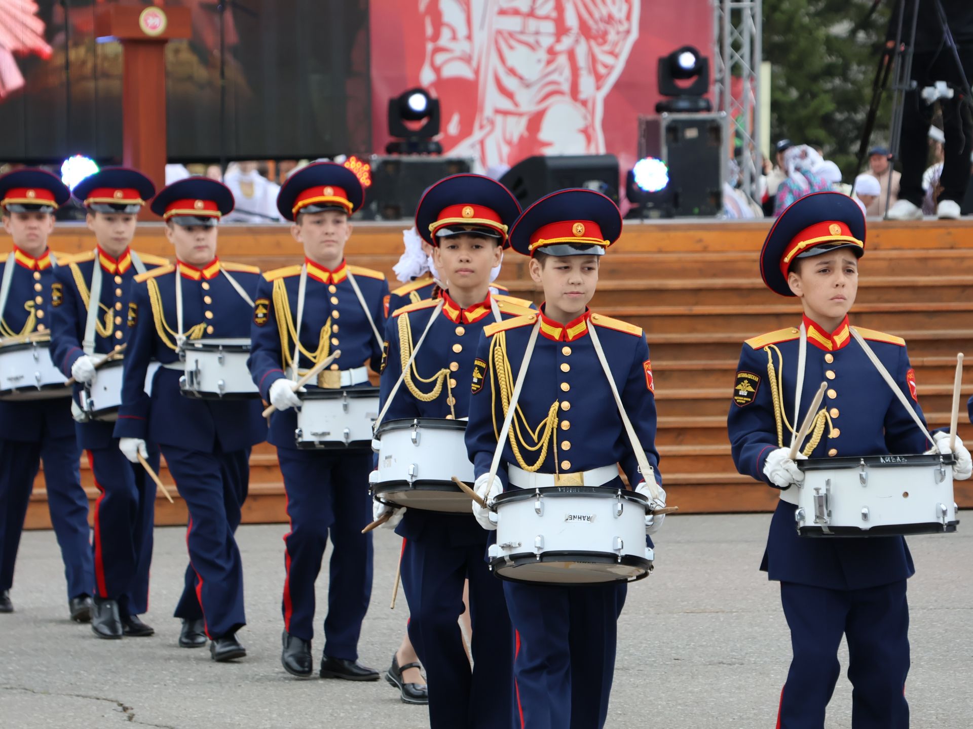 Җиңү килде җирне нурга күмеп, Шатлык белән күзне чылатып!