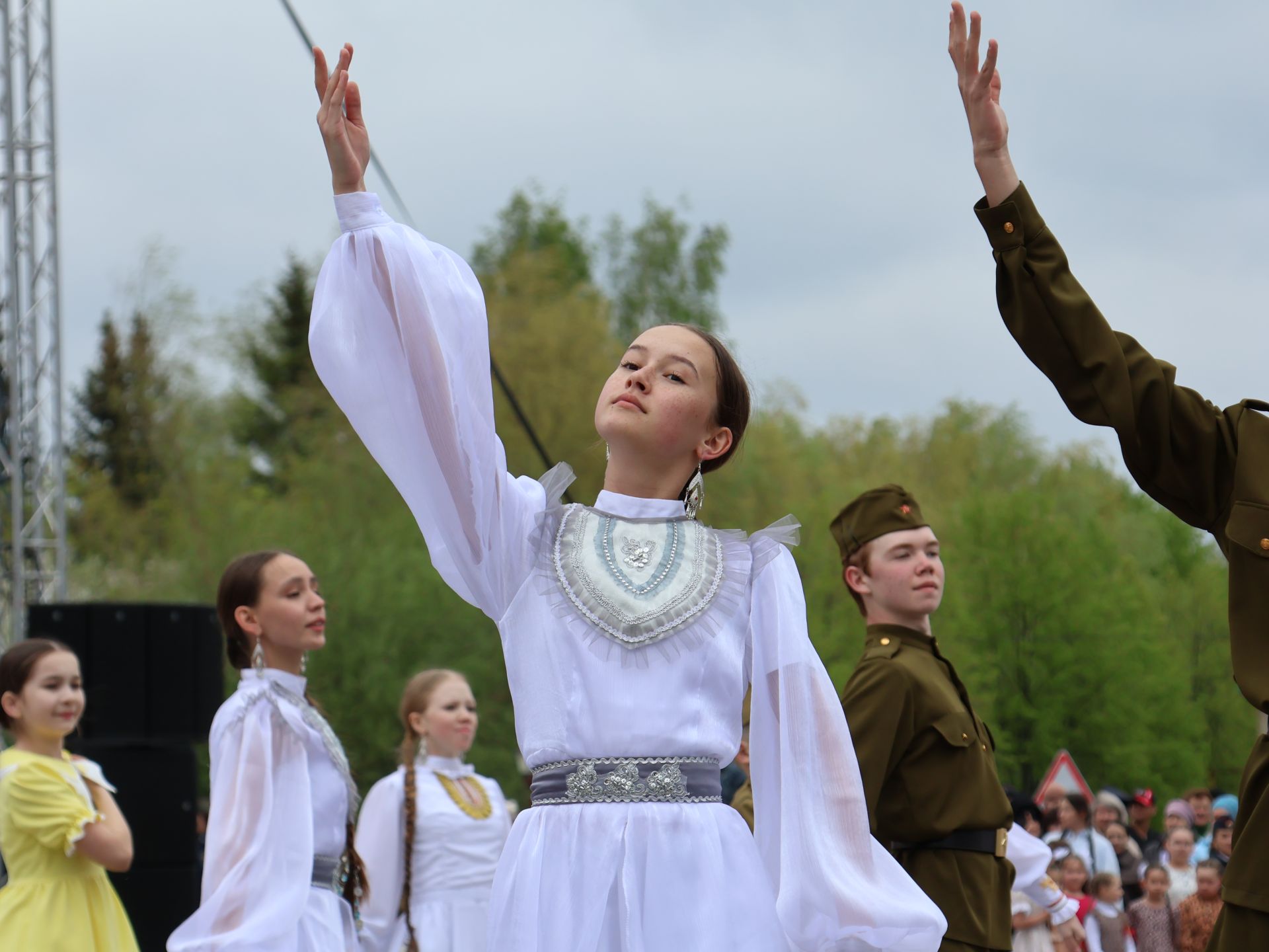 Җиңү килде җирне нурга күмеп, Шатлык белән күзне чылатып!
