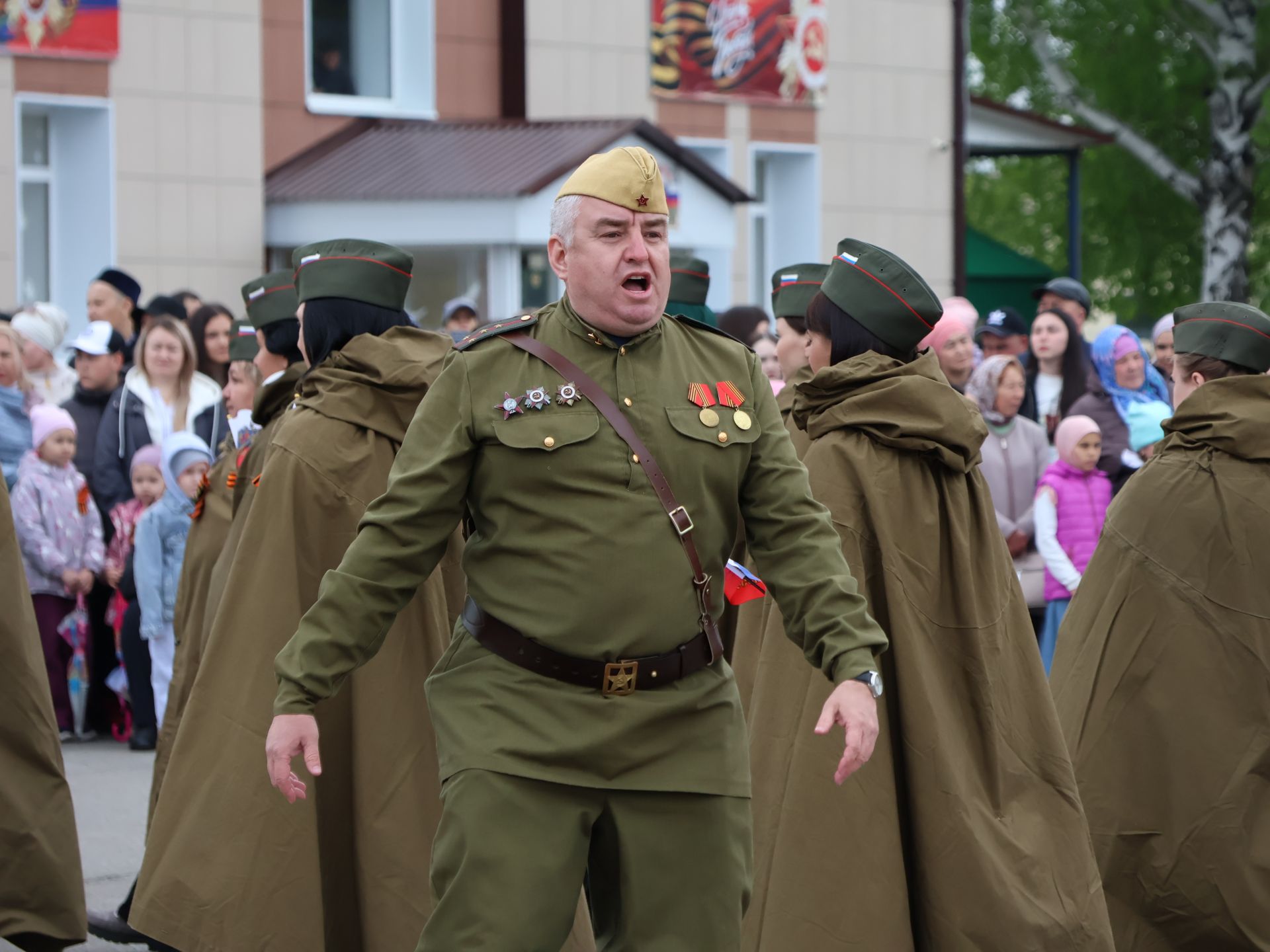 Җиңү килде җирне нурга күмеп, Шатлык белән күзне чылатып!