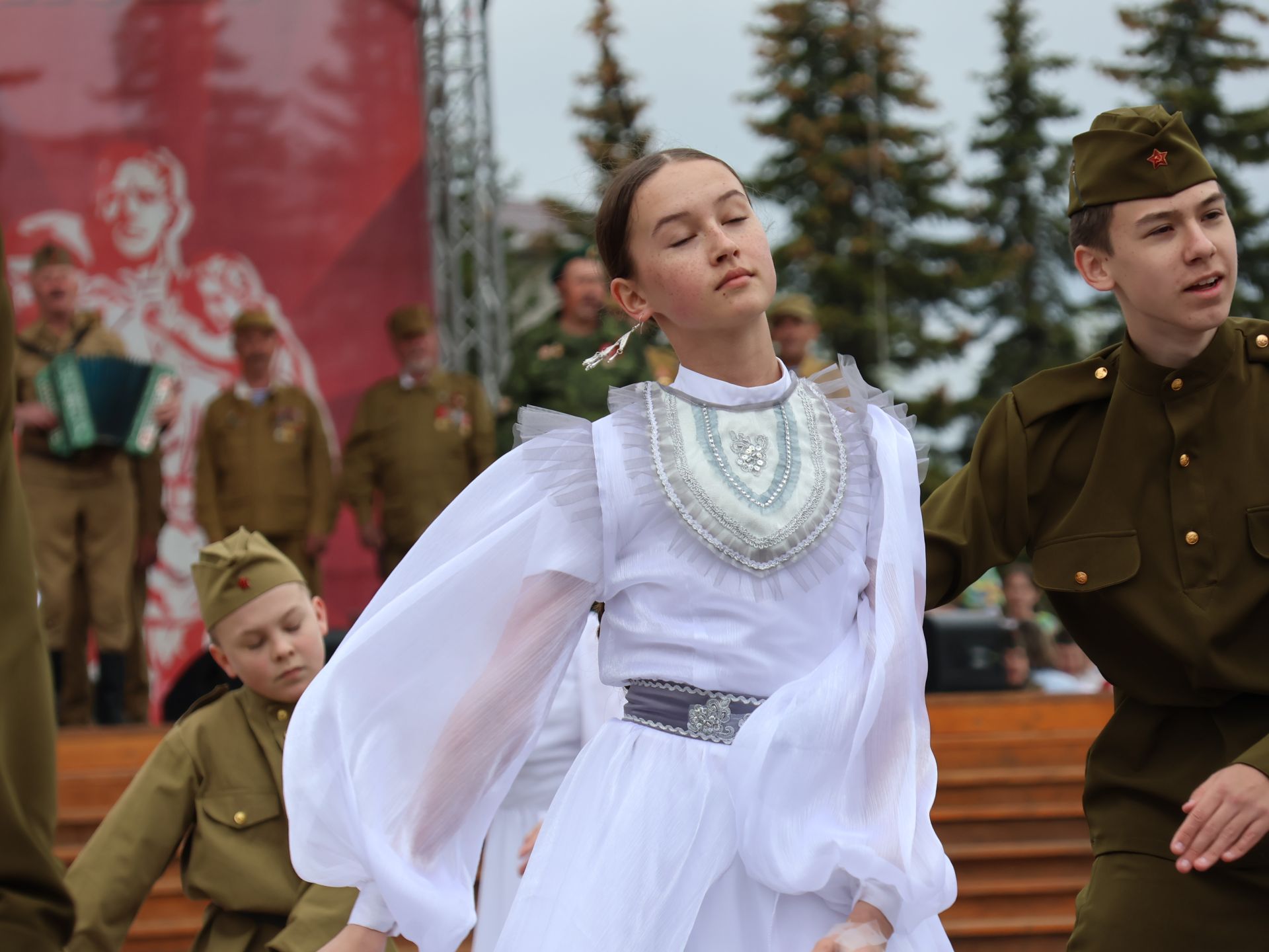 Җиңү килде җирне нурга күмеп, Шатлык белән күзне чылатып!