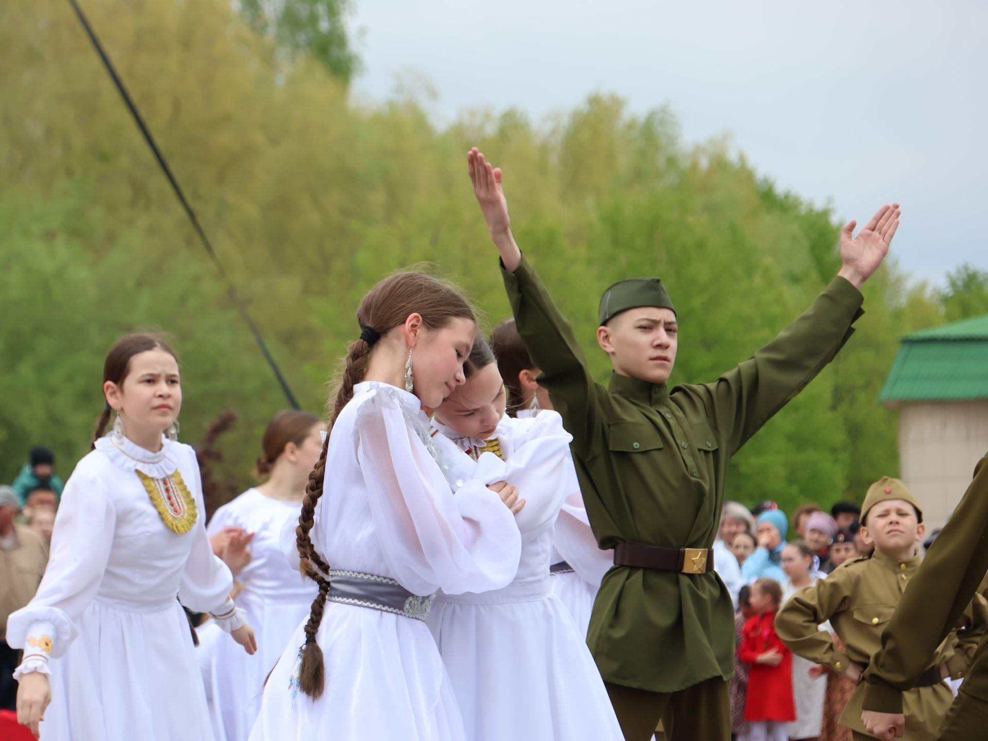 Җиңү килде җирне нурга күмеп, Шатлык белән күзне чылатып!