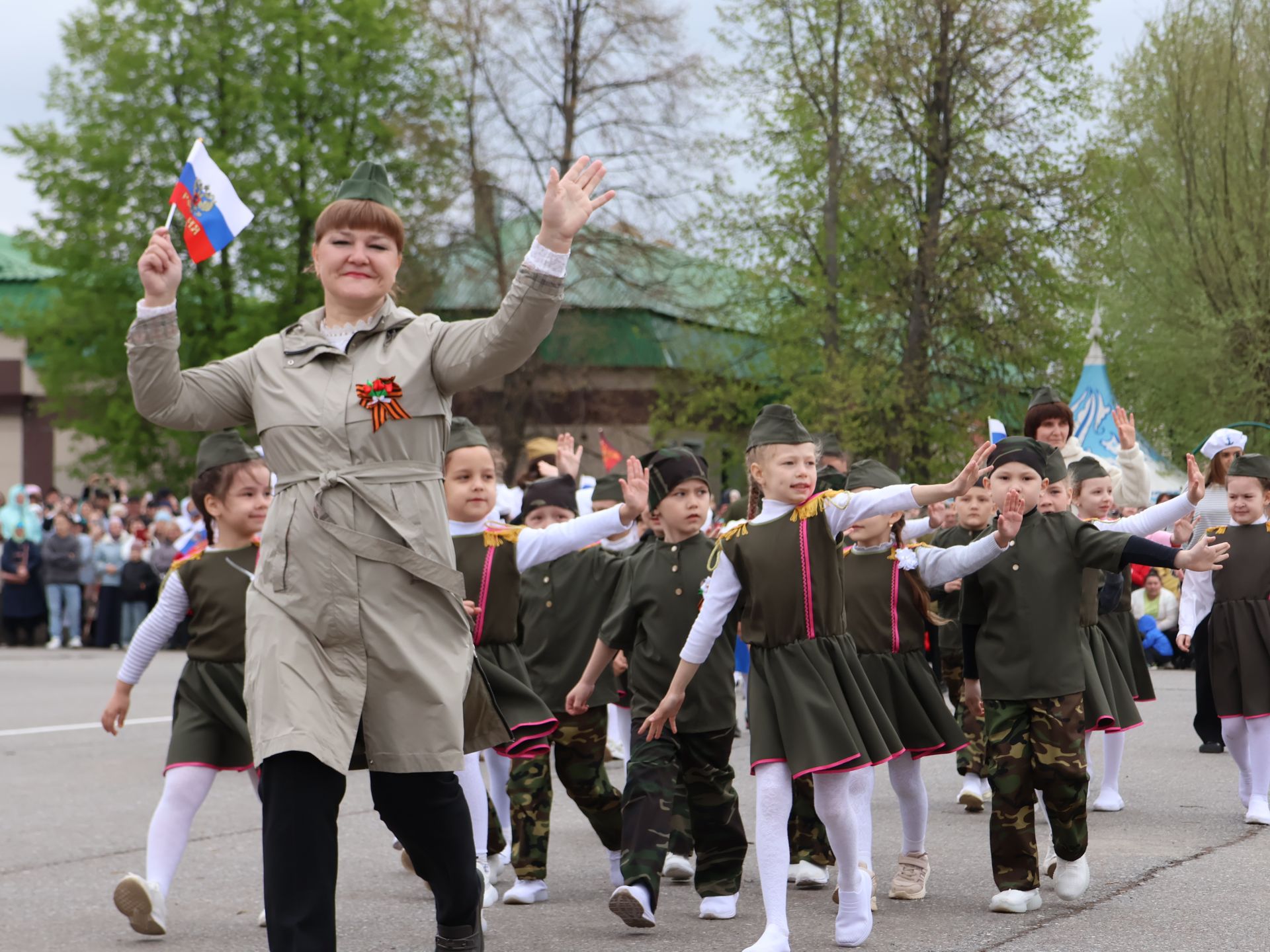 Җиңү килде җирне нурга күмеп, Шатлык белән күзне чылатып!