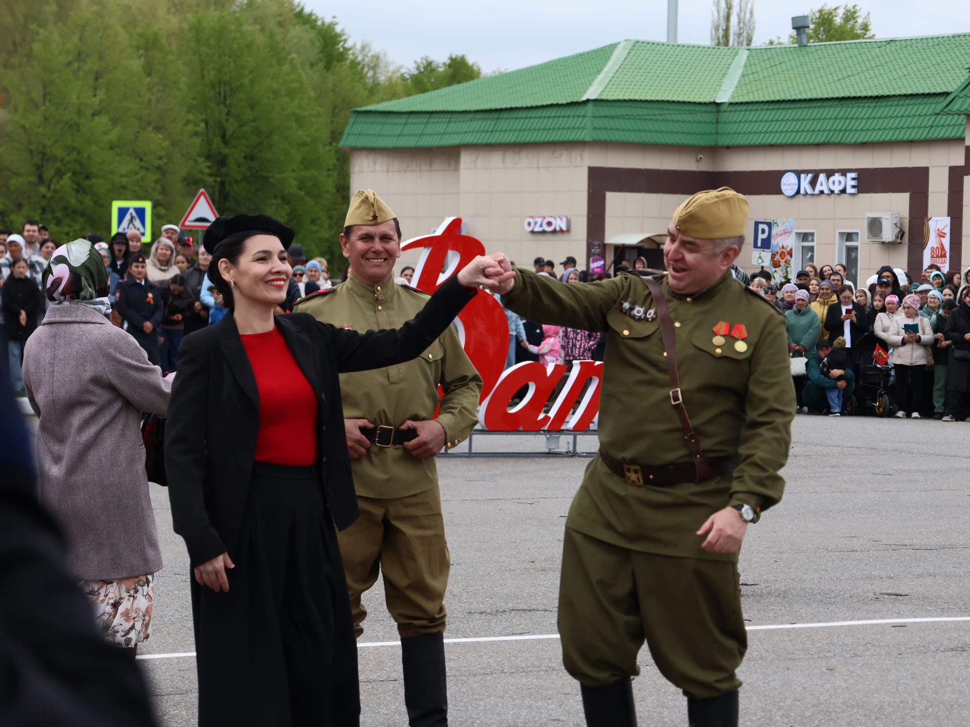 Җиңү килде җирне нурга күмеп, Шатлык белән күзне чылатып!