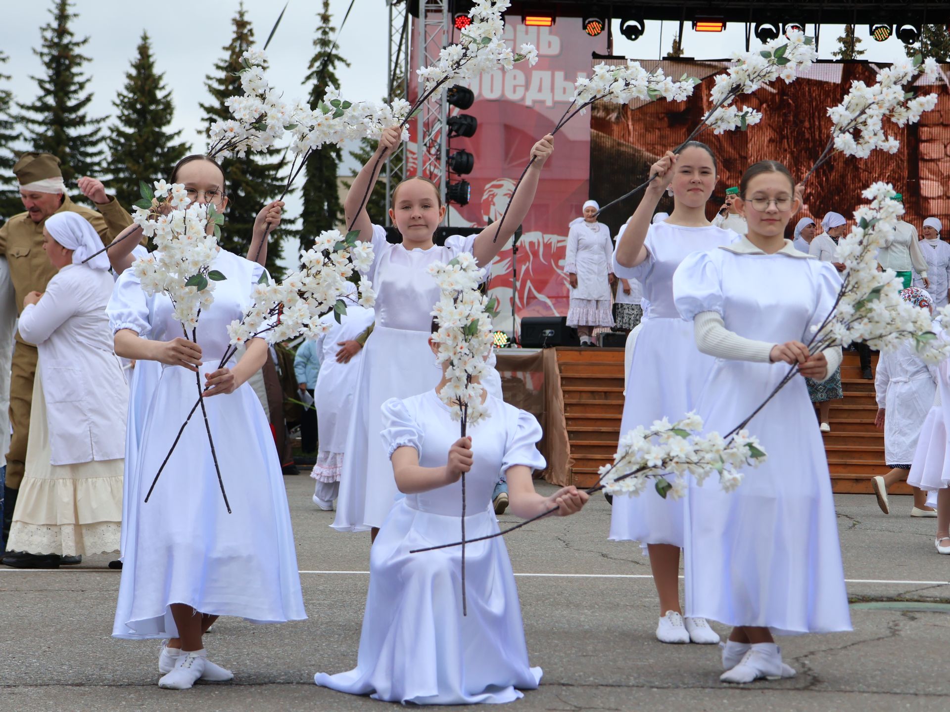 Җиңү килде җирне нурга күмеп, Шатлык белән күзне чылатып!
