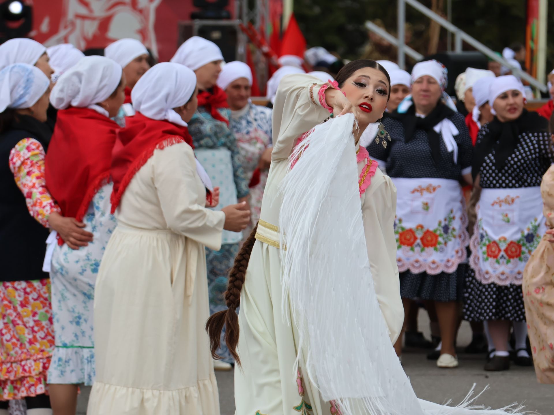 Җиңү килде җирне нурга күмеп, Шатлык белән күзне чылатып!