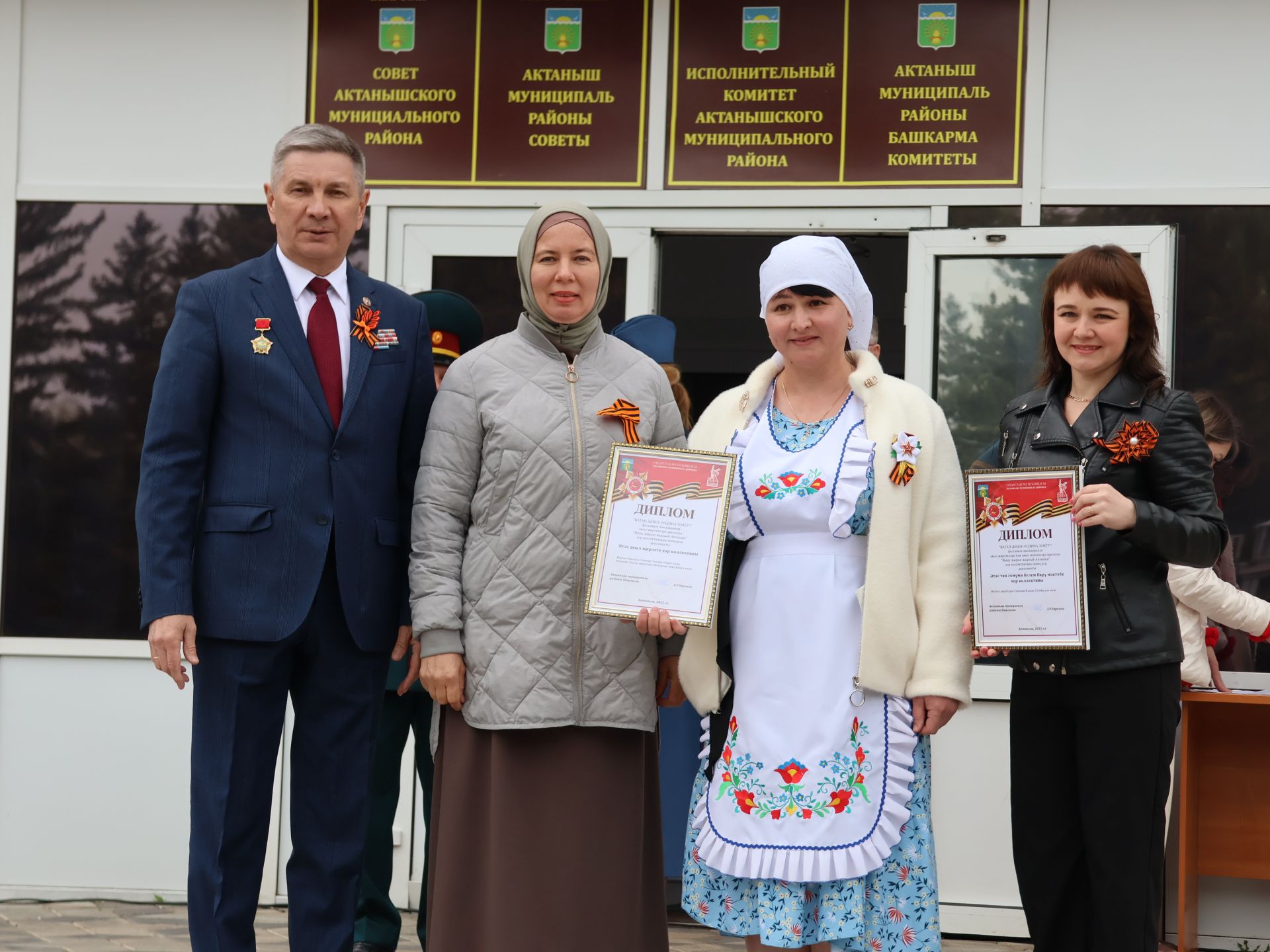 Җиңү килде җирне нурга күмеп, Шатлык белән күзне чылатып!