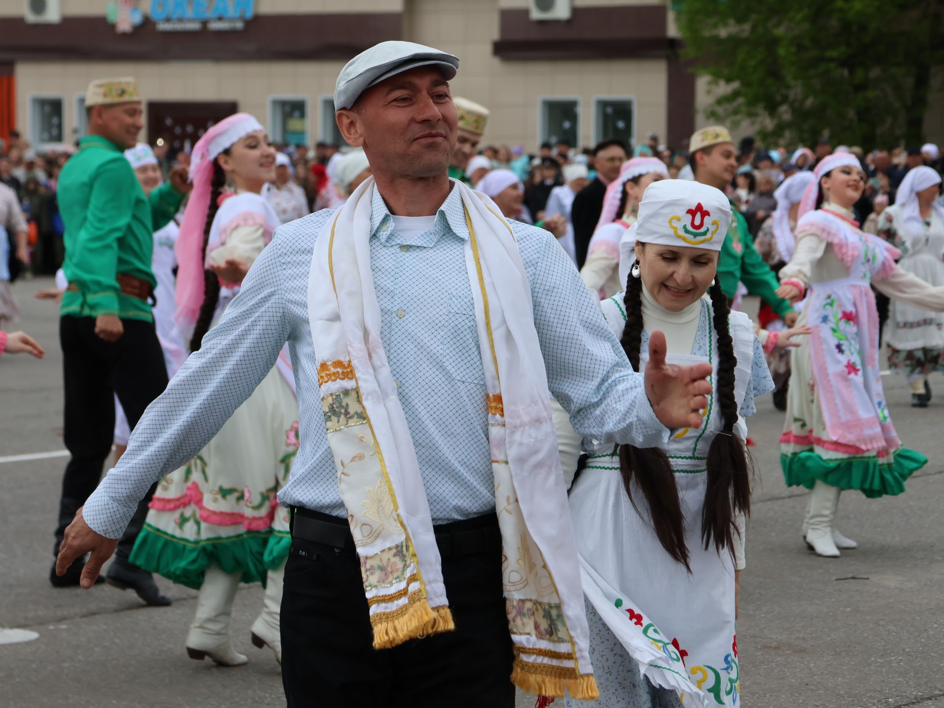 Җиңү килде җирне нурга күмеп, Шатлык белән күзне чылатып!