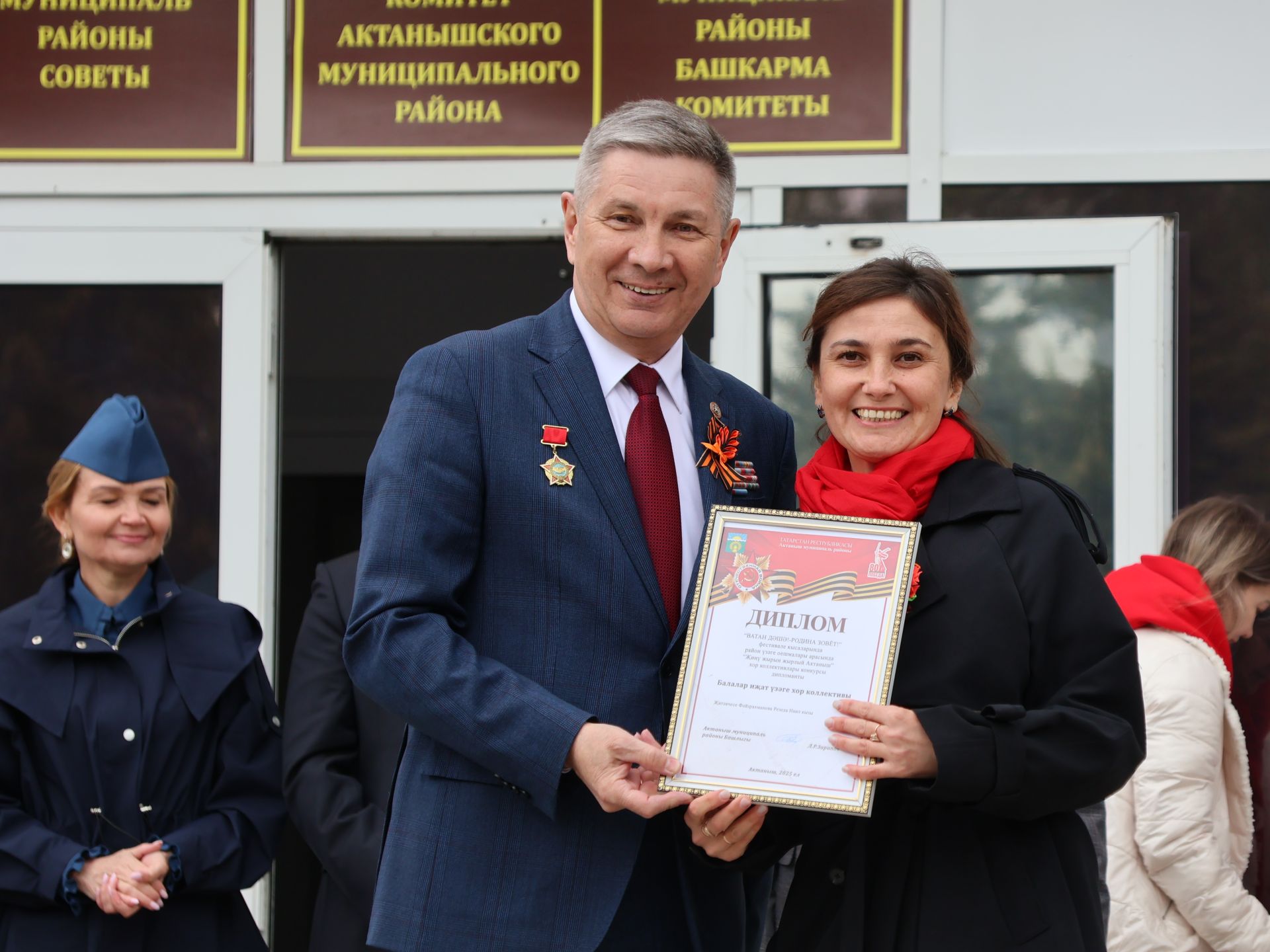 Җиңү килде җирне нурга күмеп, Шатлык белән күзне чылатып!