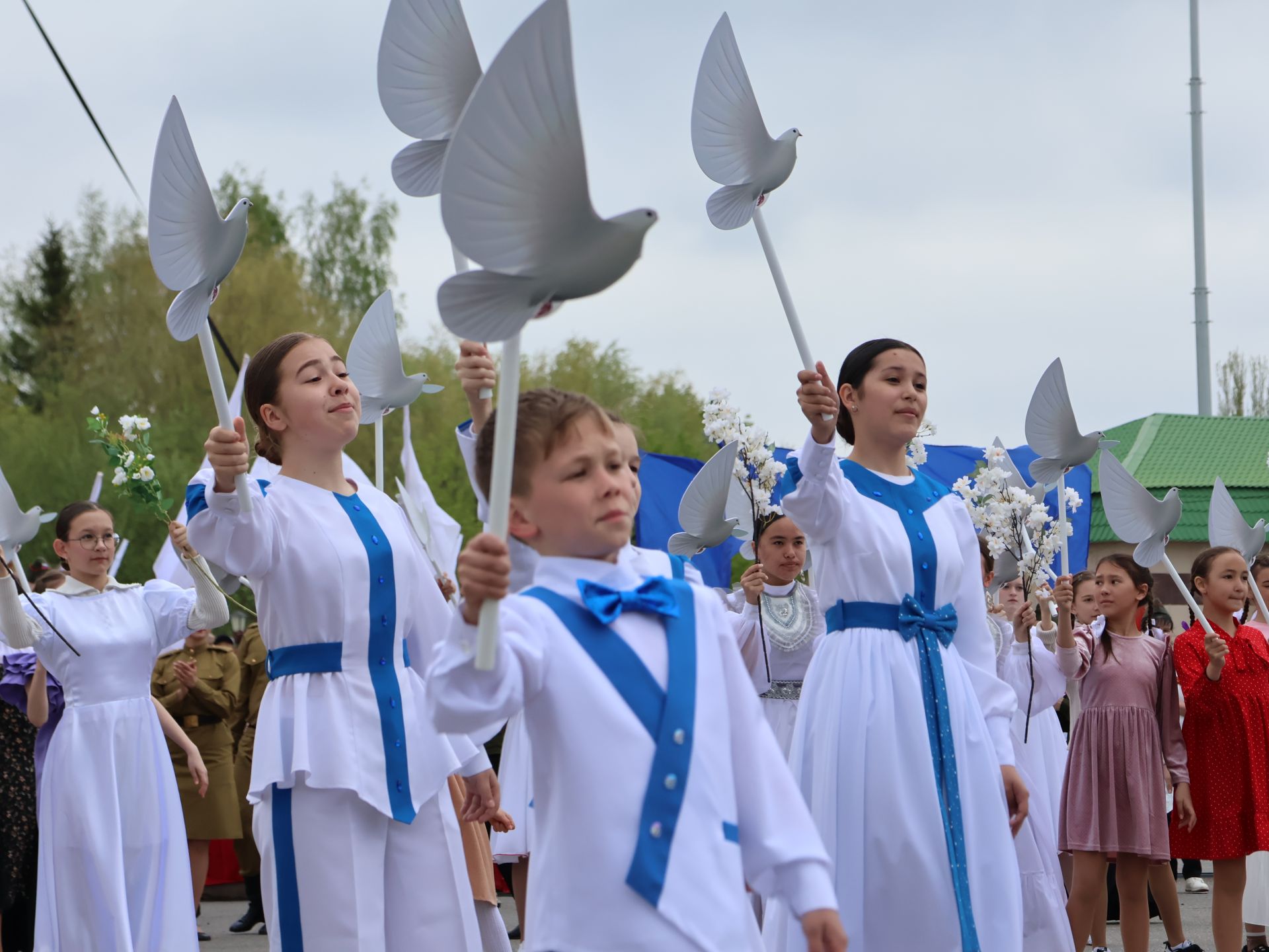 Җиңү килде җирне нурга күмеп, Шатлык белән күзне чылатып!