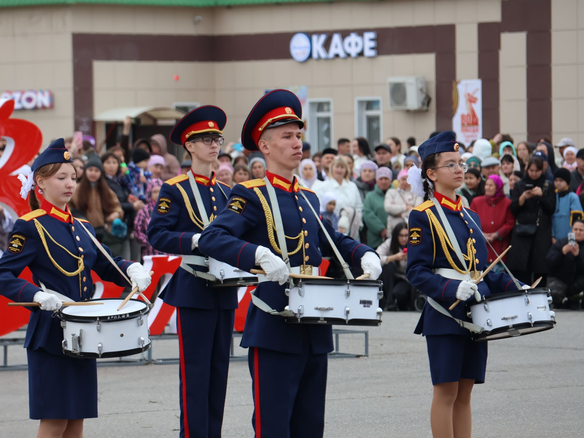 Җиңү килде җирне нурга күмеп, Шатлык белән күзне чылатып!