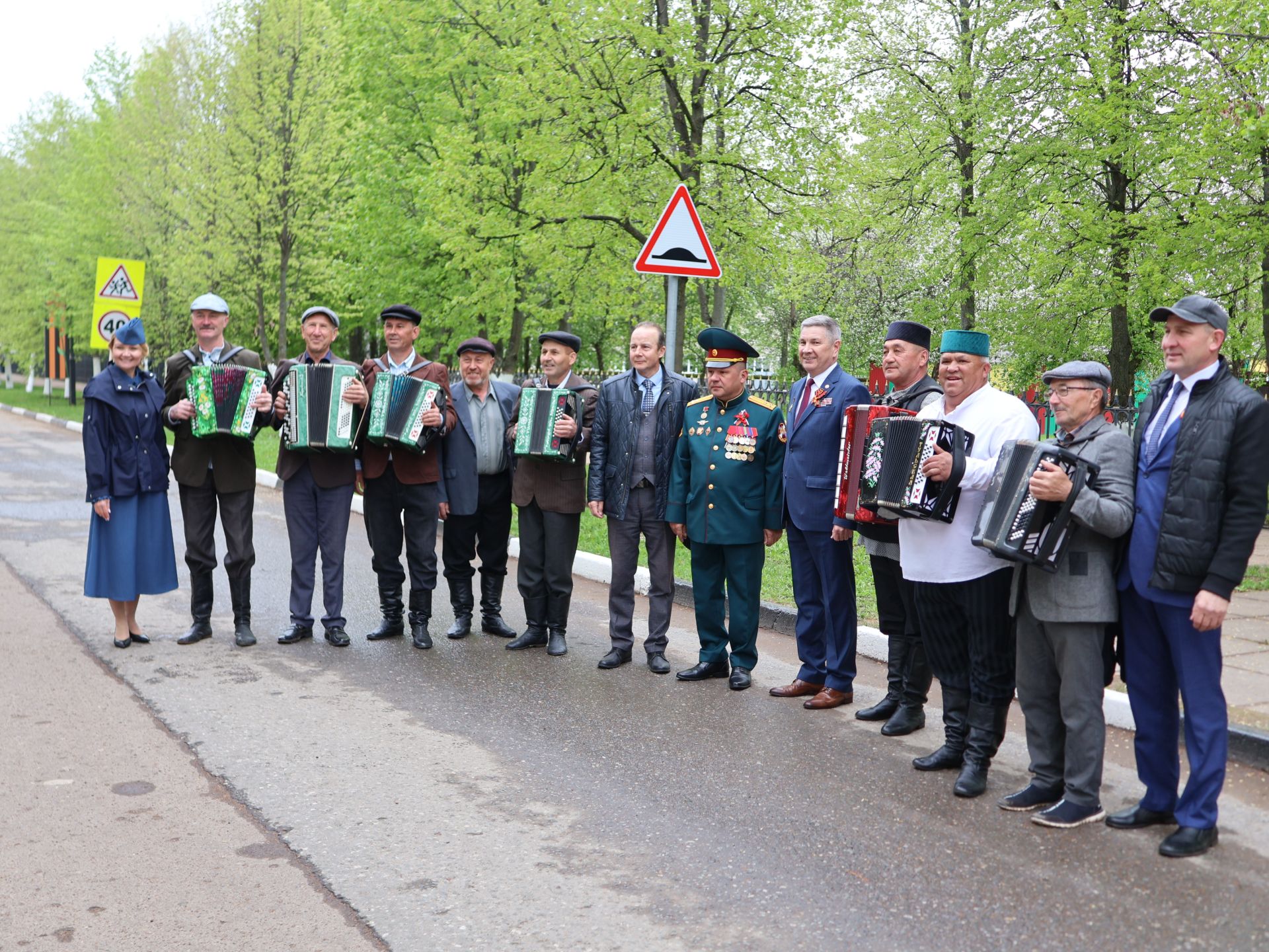 Җиңү килде җирне нурга күмеп, Шатлык белән күзне чылатып!