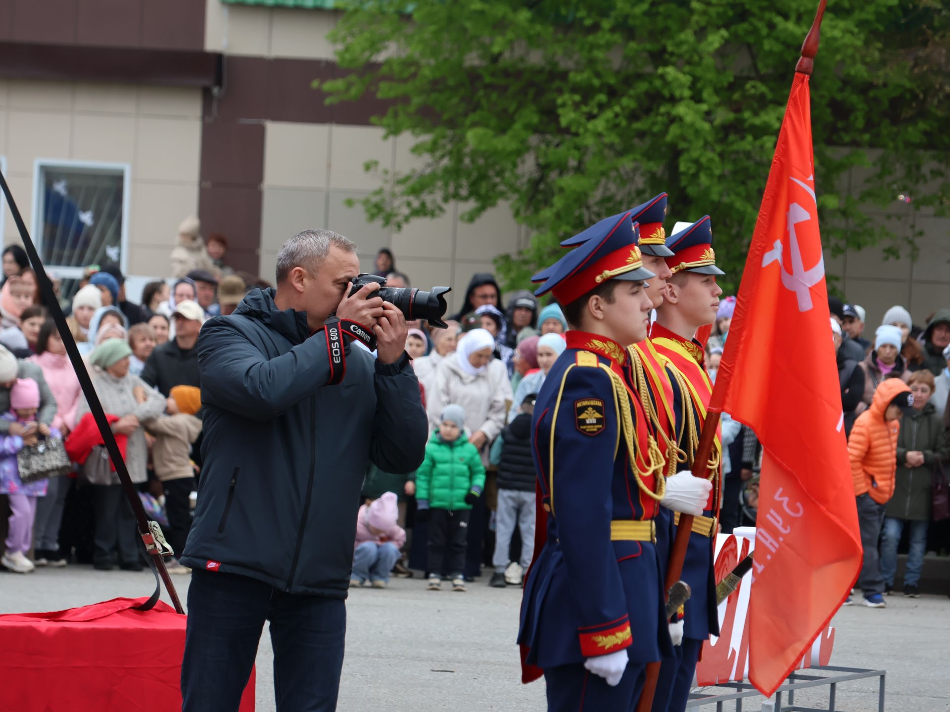 Җиңү килде җирне нурга күмеп, Шатлык белән күзне чылатып!